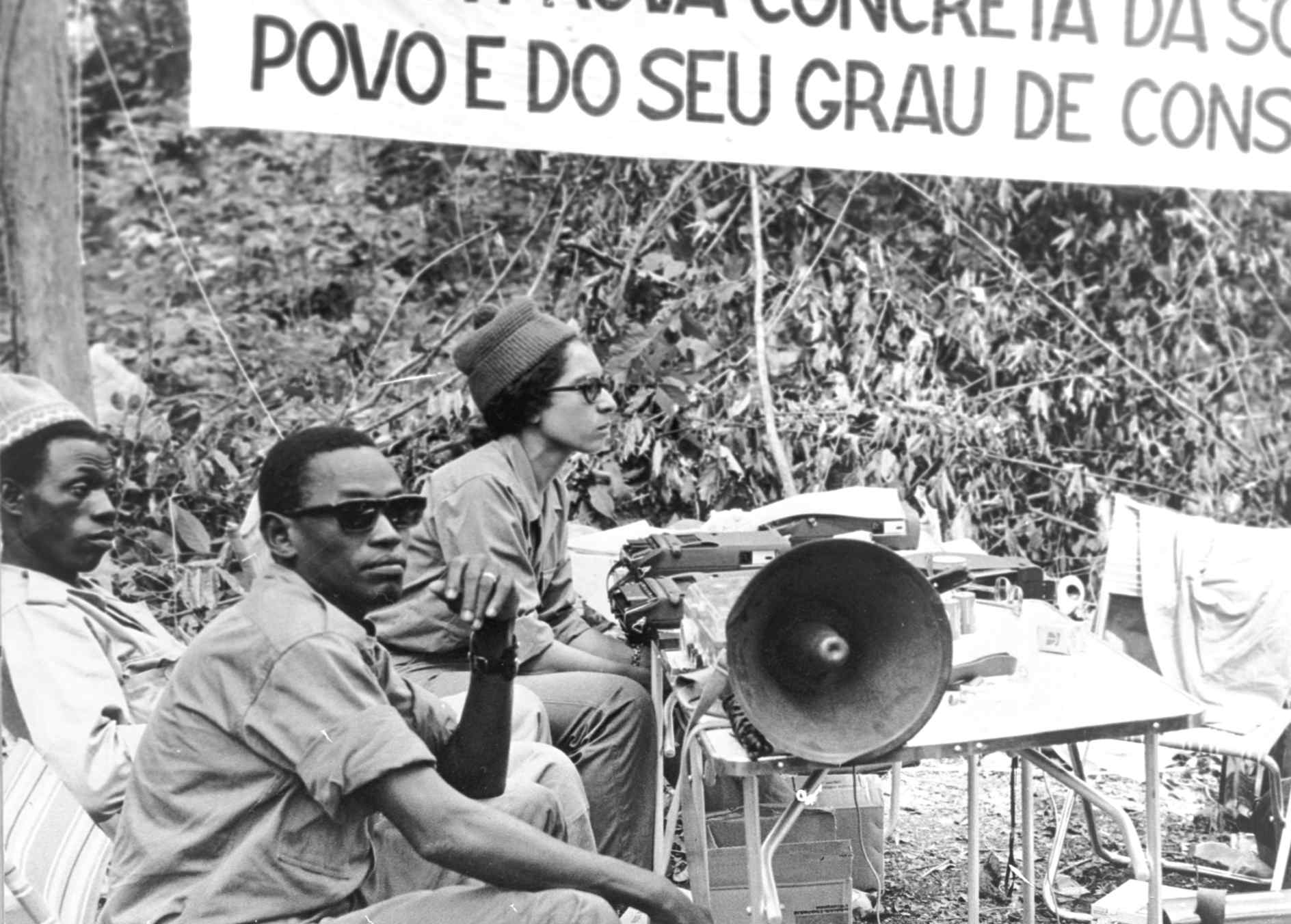 Amélia Araújo gravando os trabalhos da I Assembleia Nacional Popular da Guiné-Bissau para a Rádio Libertação. Lugajol, Boé. 23-24 de setembro de 1973. FMSMB-DAC