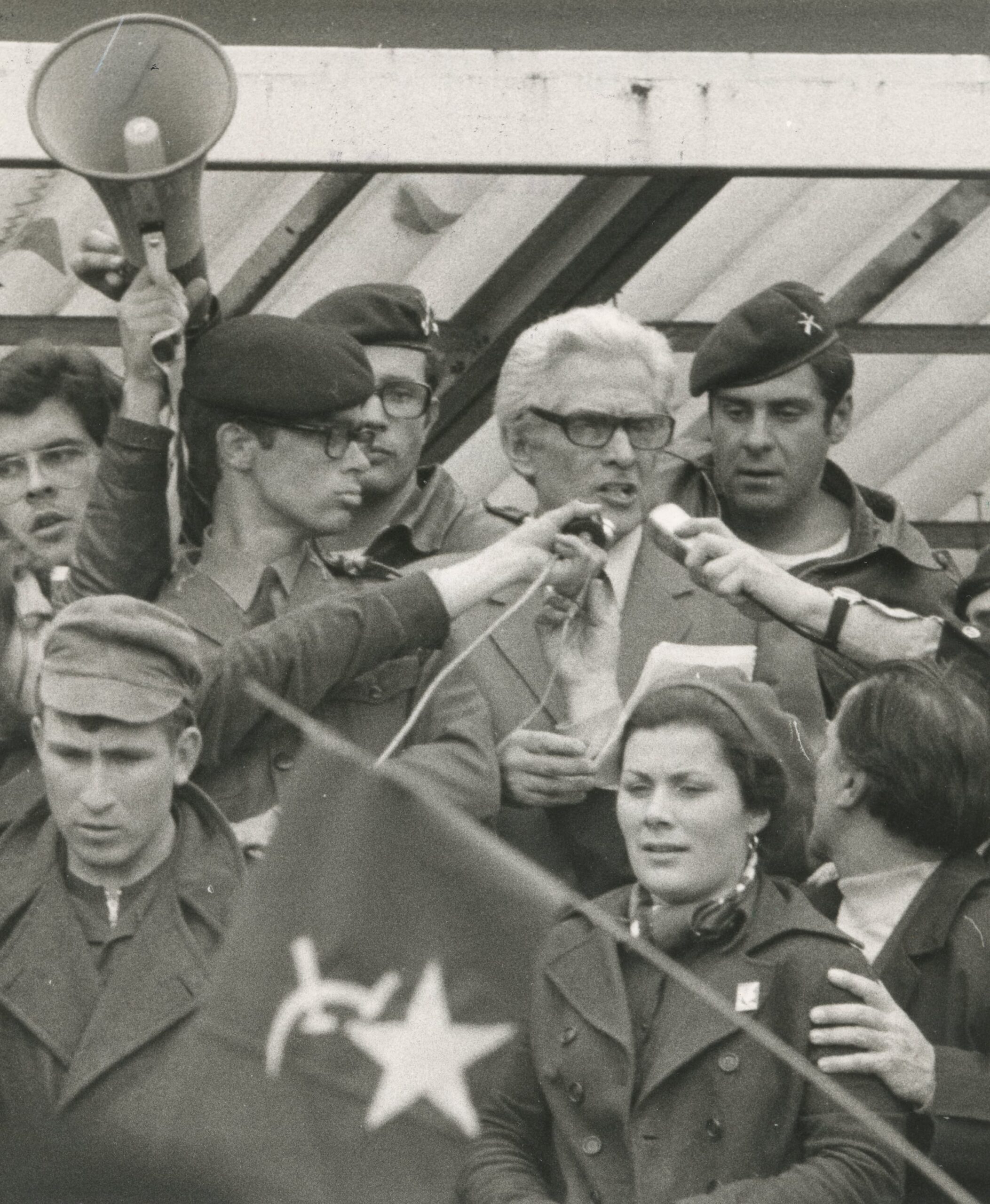 Álvaro Cunhal, secretário-geral do Partido Comunista Português, à sua chegada ao Aeroporto de Lisboa. Fonte: ANTT