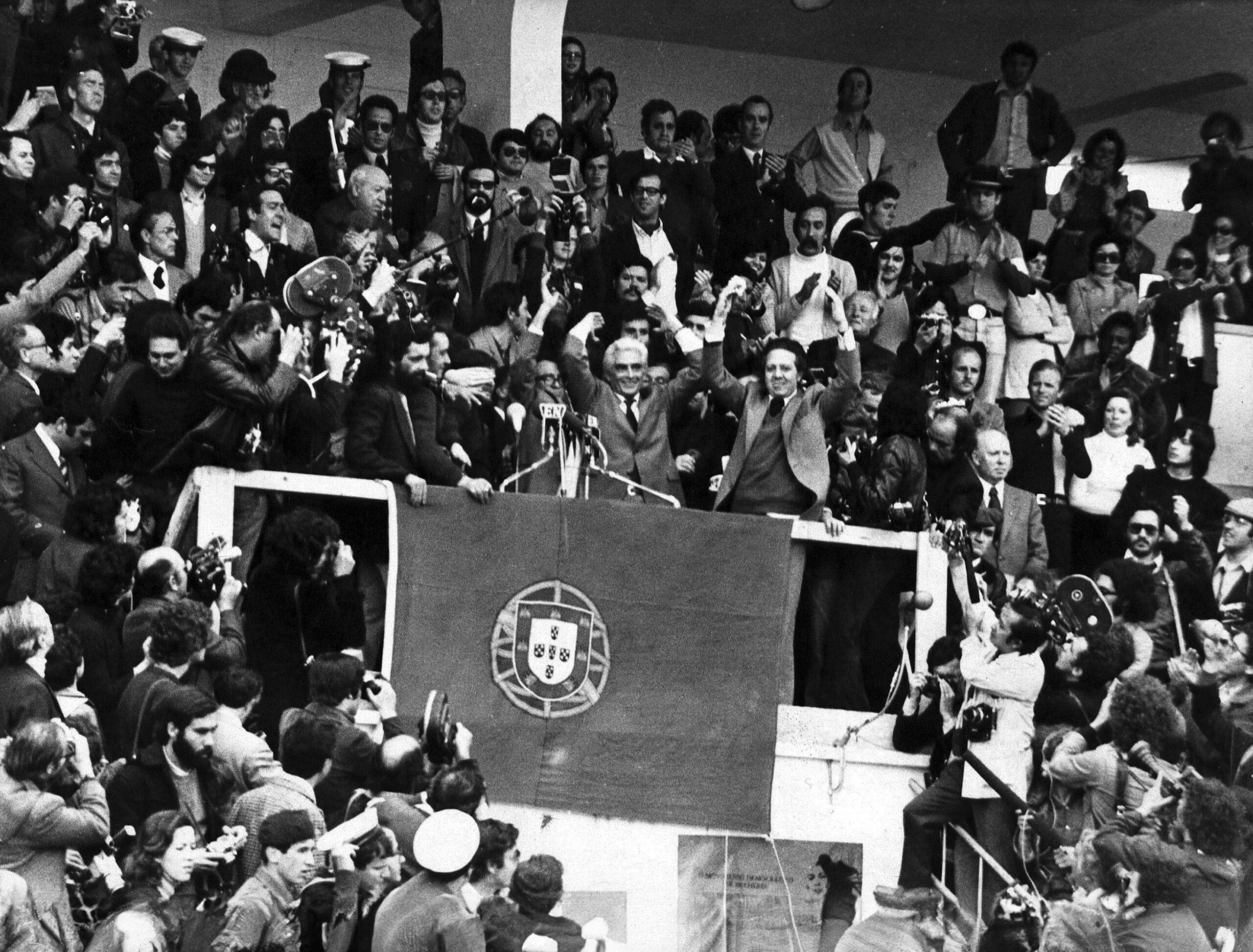 Mário Soares e Álvaro Cunhal nas celebrações do 1.º de maio de 1974, em Lisboa, o primeiro e o último em unidade. 1 de maio de 1974. Fonte: ANTT, Arquivo Fotográfico