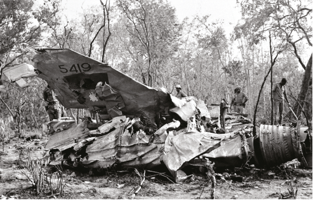 Destroços do Fiat G 91 da Força Aérea Portuguesa, abatido no dia 28 de Março de 1973, por um míssil Strela 2, na Guiné, tendo perdido a vida o seu piloto tenente-coronel Almeida Brito. Blogue Luís Graça e Camaradas da Guiné. Crédito fotográfico Roel Coutinho.