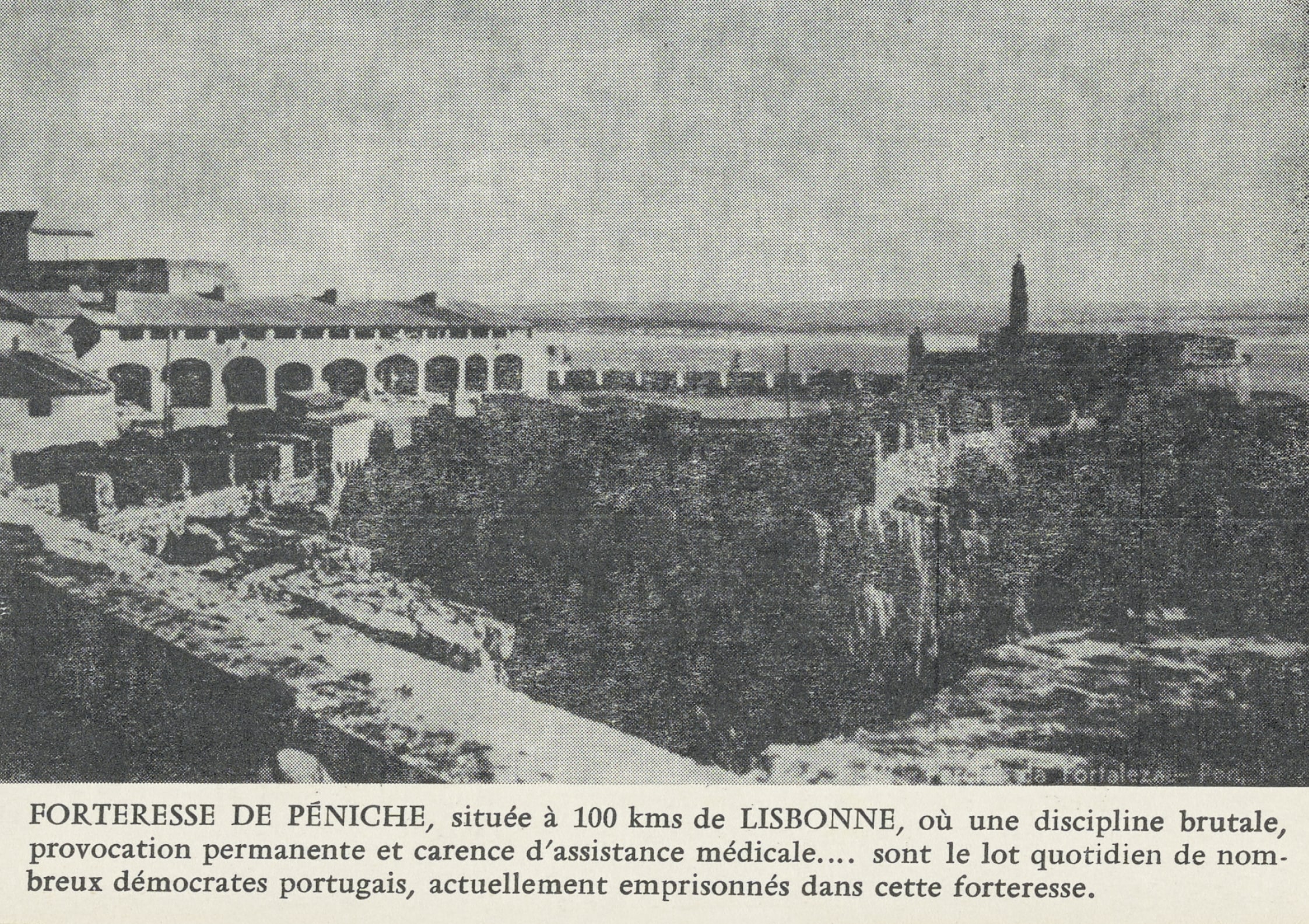 Bilhete postal francês com reprodução de fotografia do Dorte de Peniche, e texto no verso criticando a ditadura em Portugal. Editado pelo Socorro Popular Francês com vista a obter apoio para os presos políticos e suas famílias. Fonte: FMSMB, Documentos Pedro Soares.