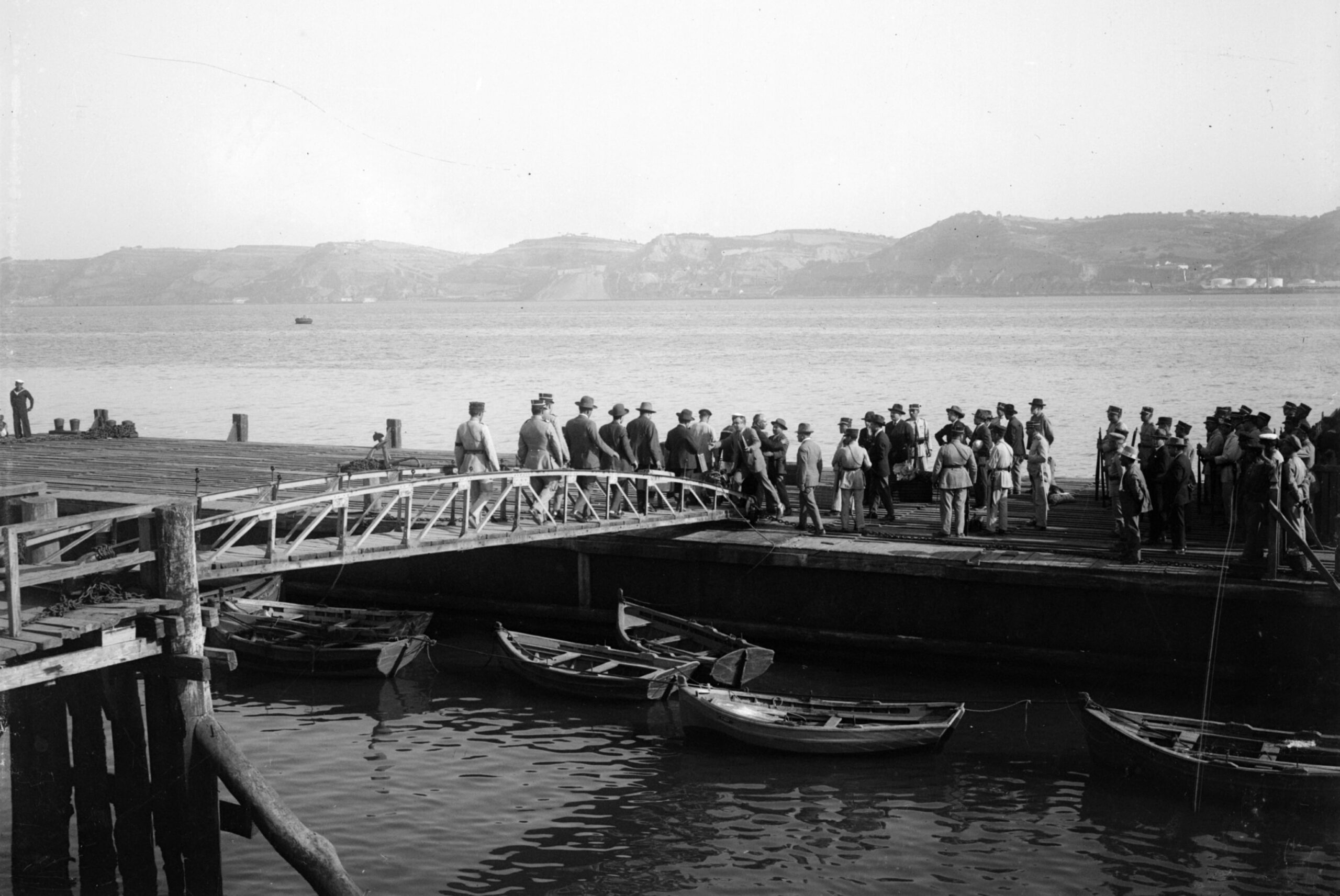 Um aspecto do embarque dos presos políticos. Os presos políticos na ponte de Belém, 1927. Fonte: ANTT. PT/TT/EPJS/SF/001-001/0007/1351B