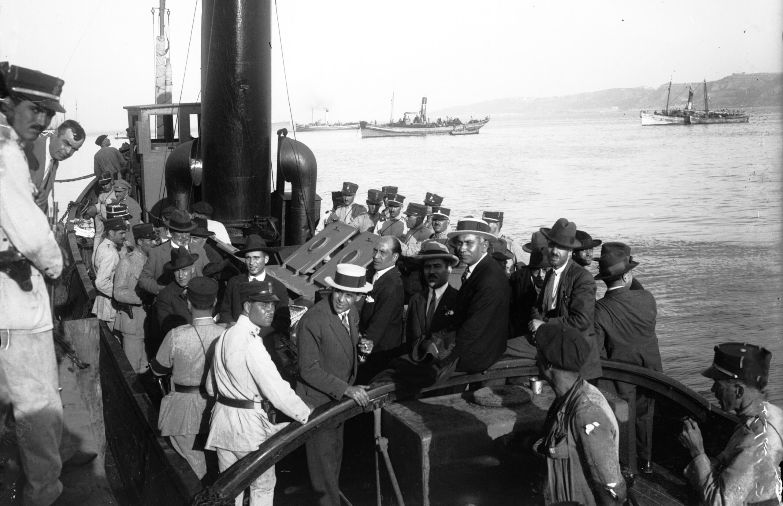 Embarque dos presos políticos no rebocador que os conduziu ao Navio Angola, 20 de setembro de 1927 . Fonte: ANTT, Jornal O Século