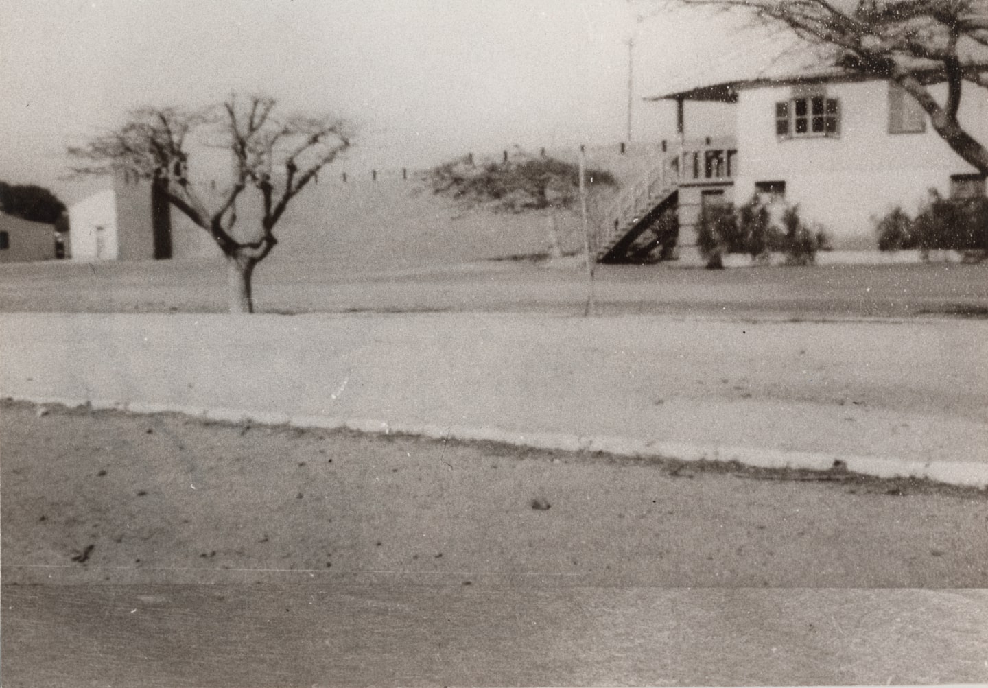 Tarrafal, Campo de Trabalho de Chão Bom, na Ilha de Santiago em Cabo Verde. Em primeiro plano, a secretaria e o gabinete do diretor. A célebre 'Frigideira' ficava por baixo desta residência