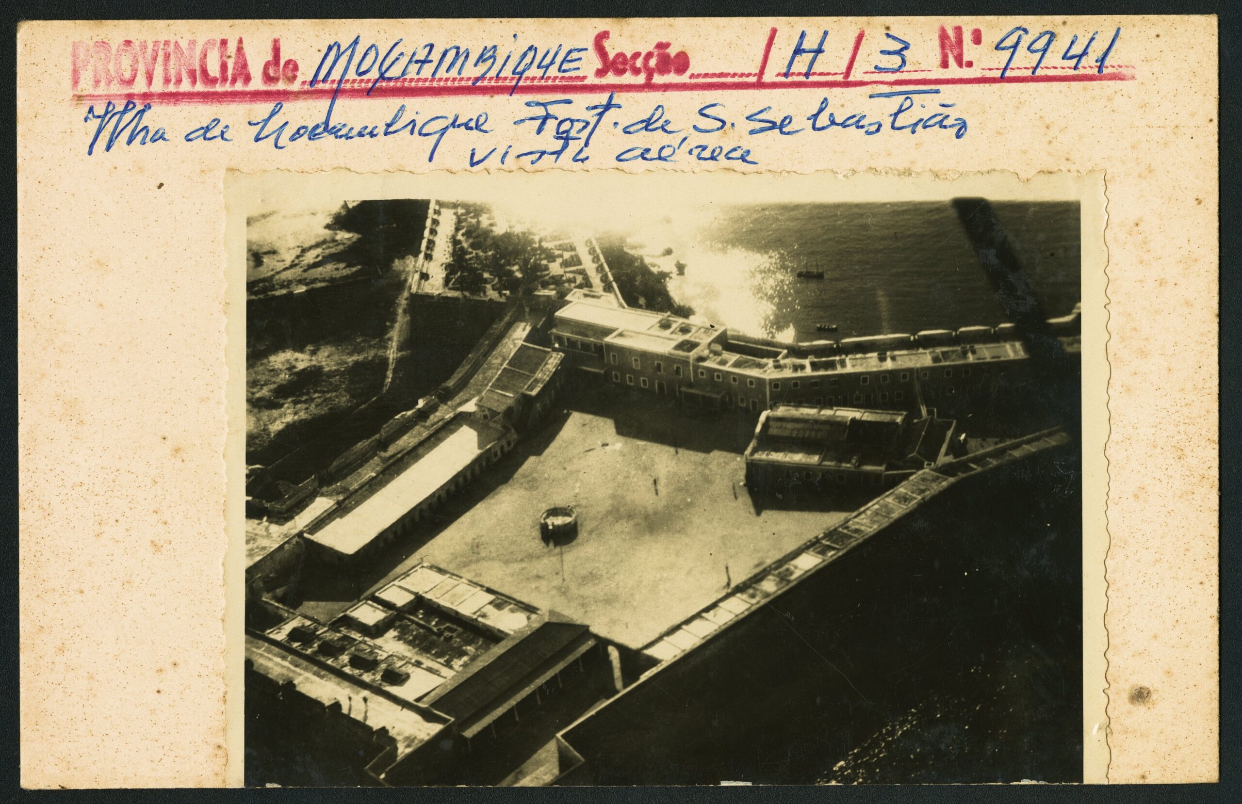 Vista aérea Fortaleza de São Sebastião (Ilha de Moçambique), s.d. Fonte: ANTT, Agência Geral das Colónias. ANTT. PT/TT/AGU/006/009941