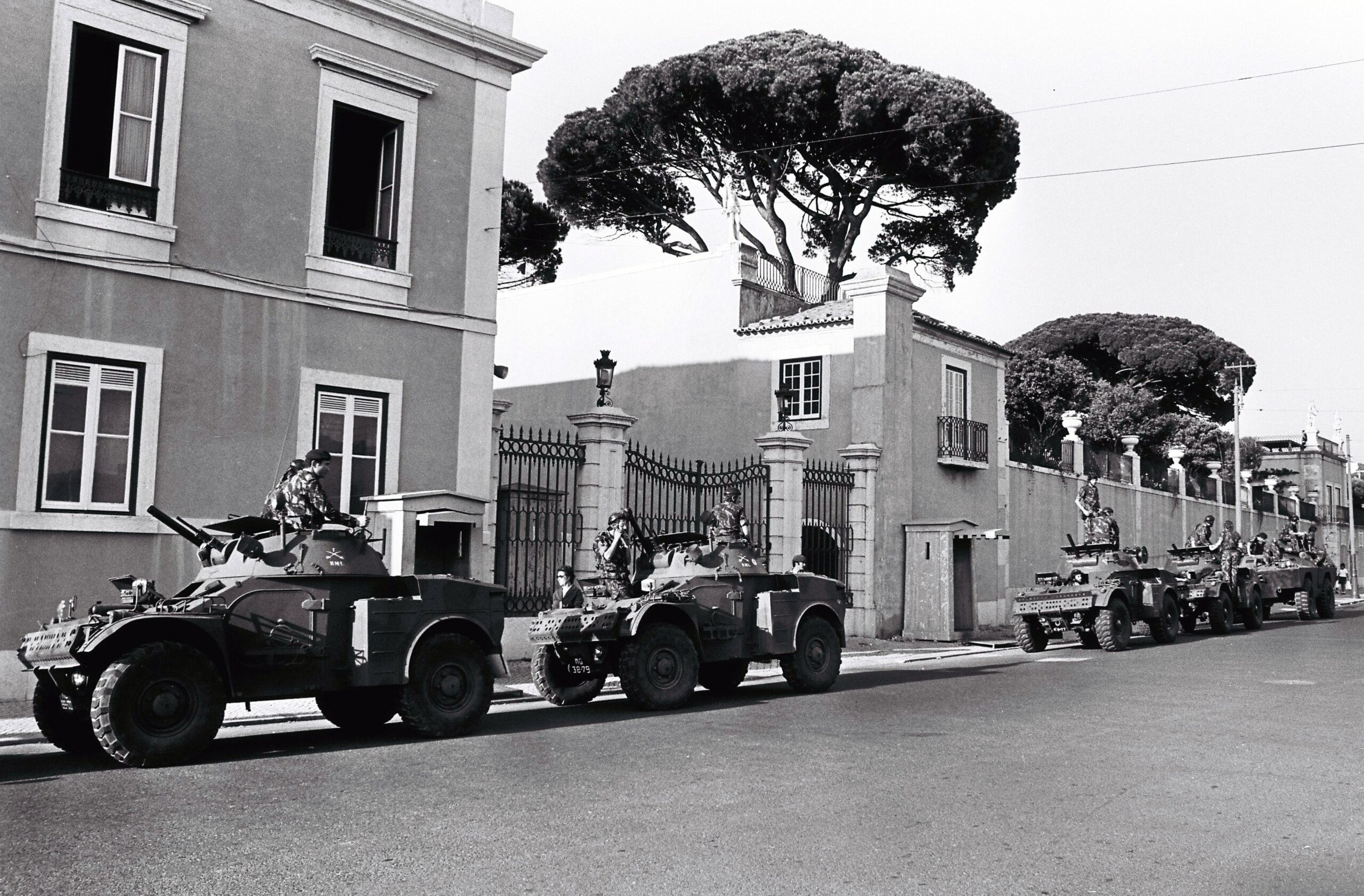 Militares junto ao Palácio de Belém na tarde do dia 25 de Novembro de 1975. Fotografia de Marques Valentim