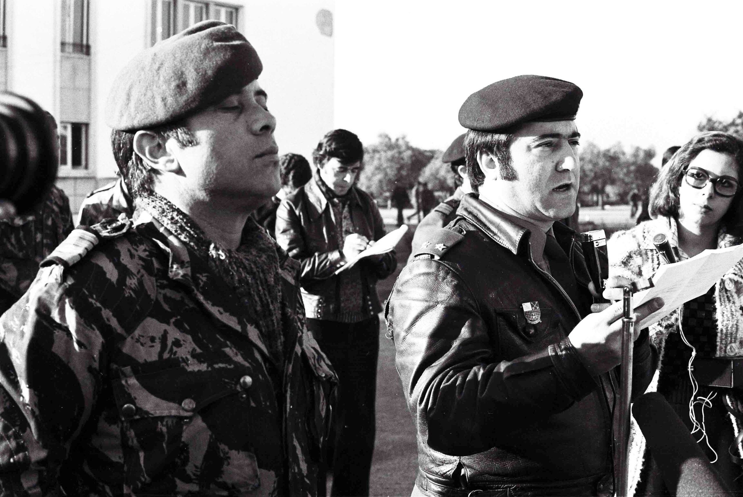 Jaime Neves e Vasco Lourenço, dois dos protagonistas do 25 de Novembro, no Regimento de Comandos da Amadora. Fotografia de Marques Valentim