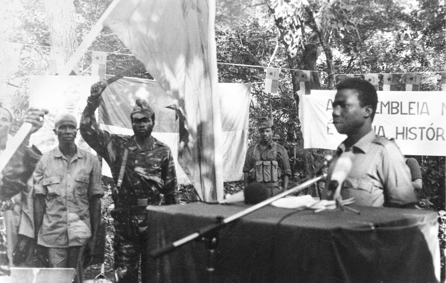 João Bernardo Vieira proclama a independência na I Assembleia Nacional Popular da Guiné-Bissau,  23 e 24 de setembro de 1973. Fonte: FMSMB, DAC