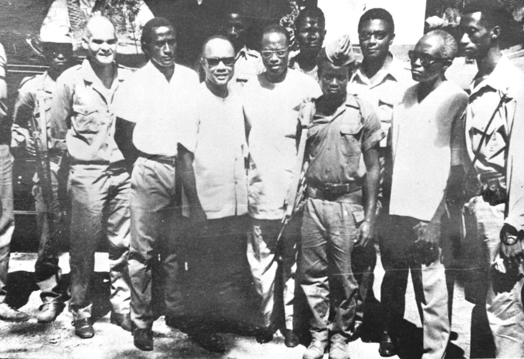 Amílcar Cabral, Aristides Pereira, Pedro Ramos, José Araújo, Irénio Nascimento Lopes e outros dirigentes do PAIGC recebendo a delegação da Organização de Unidade Africana (OUA) em Conakry, c. 1972. Fonte: FMSMB, DAC