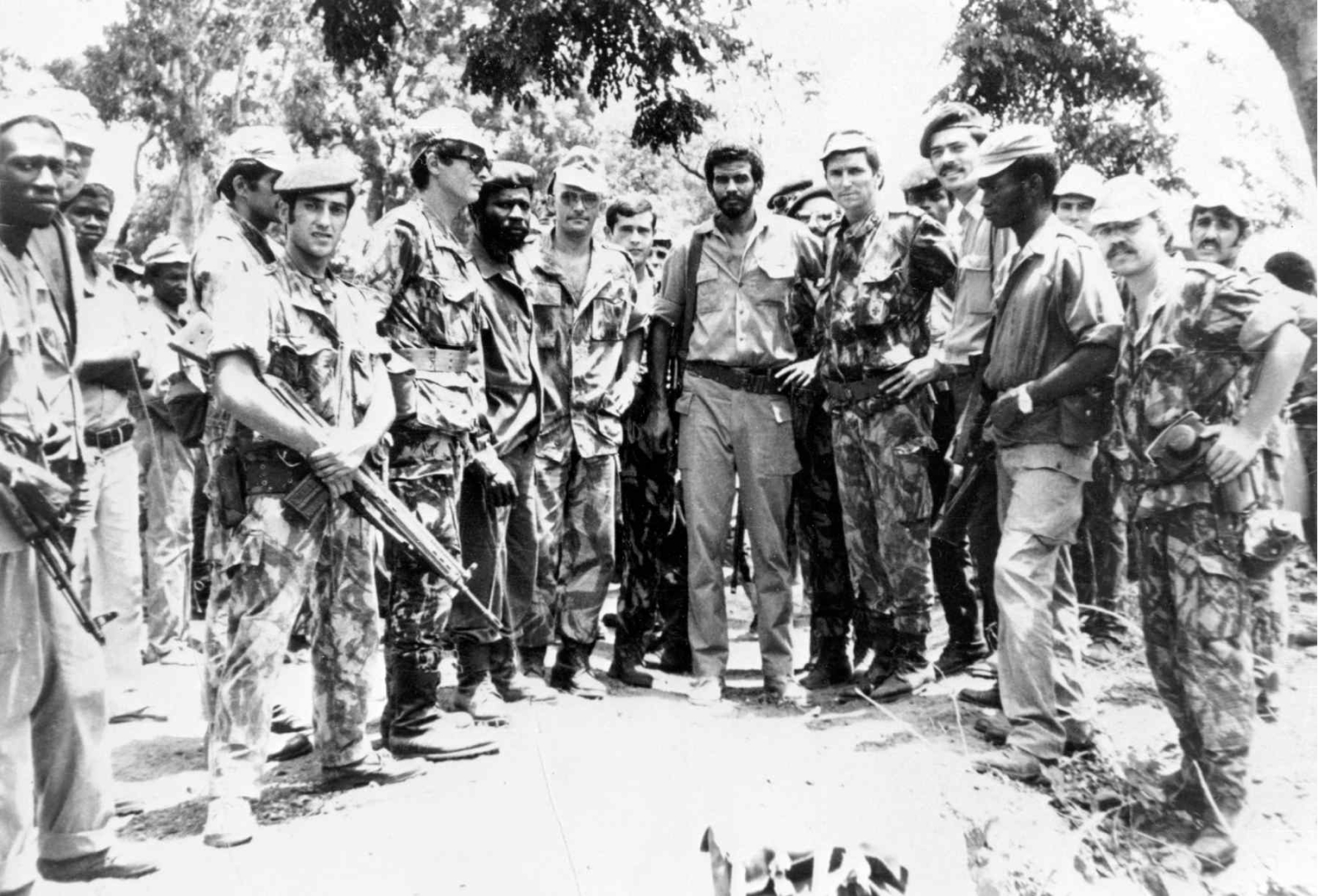 Manuel dos Santos entre militares portugueses e combatentes do PAIGC, durante o cessar-fogo na Guiné-Bissau. Fonte: FMSMB, DAC