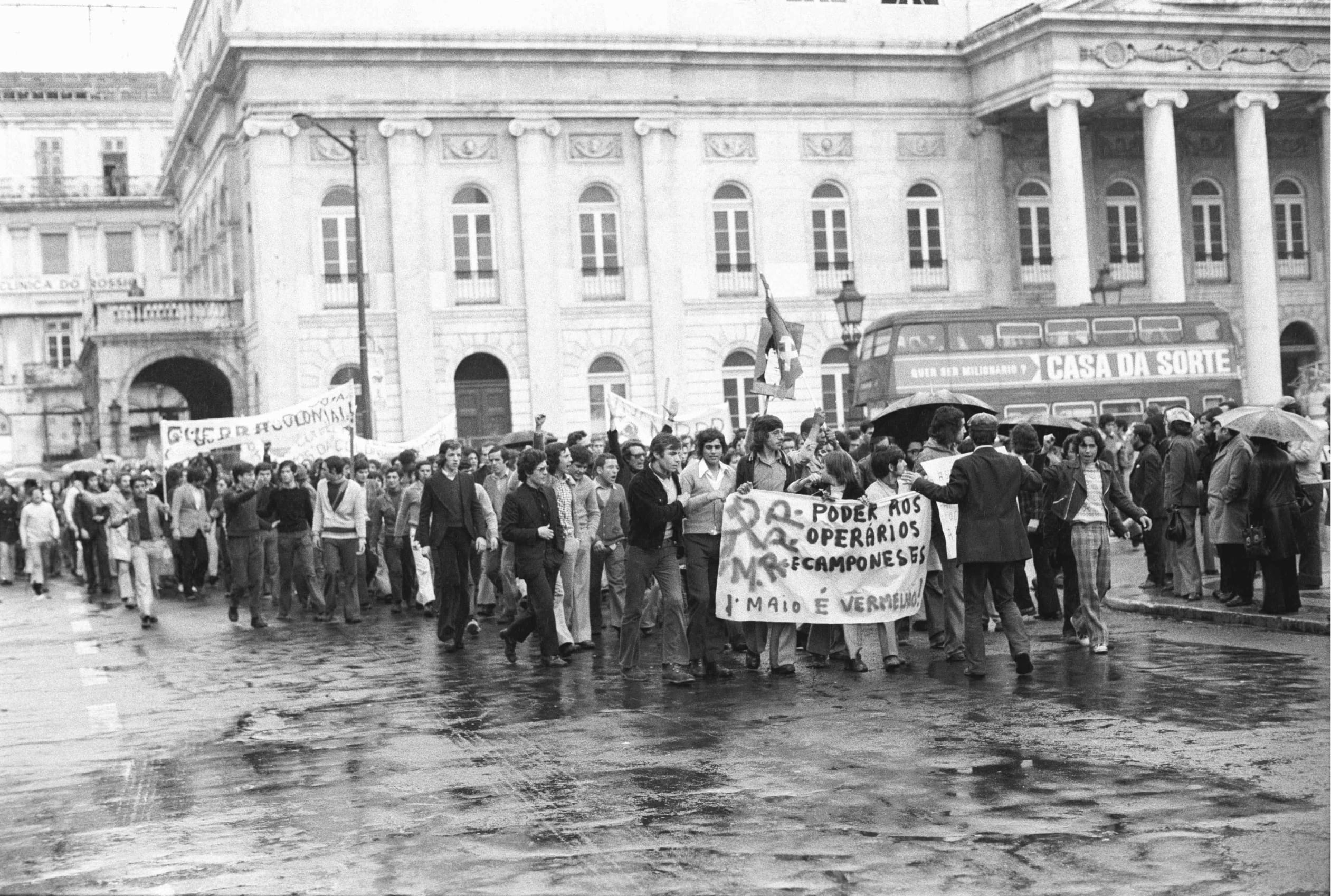 Manifestação do MRPP contra a Guerra Colonial, abril de 1974.Fotografia de Mário Varela Gomes. Fonte: FMSMB