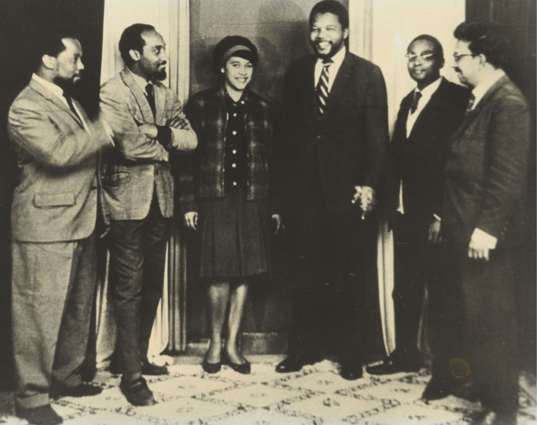 Alguns membros dos movimentos anti-colonialista: Rabat Kesha (ANC), Marcelino dos Santos (CONCP, FRELIMO), Amália Fonseca (CONCP, PAIGC), Nelson Mandela (ANC), Mário Pinto de Andrade (CONCP, MPLA) e Aquino de Bragança (CONCP), Rabat, março 1962. Fonte: FMSMB, AMPA