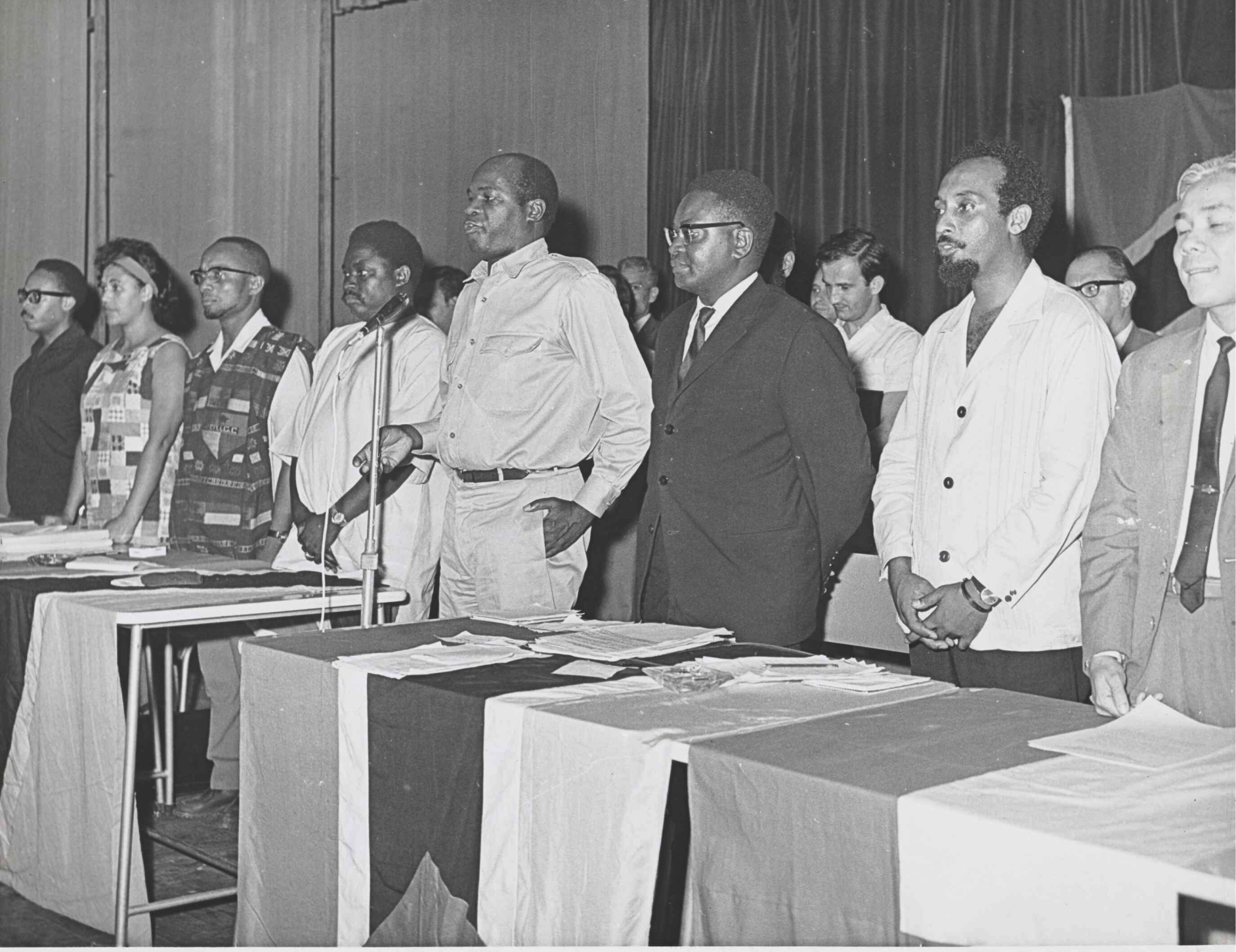 II Conferência da CONCP, Dar-Es-Salam. Amália Fonseca, Amílcar Cabral, Aquino de Bragança, Eduardo Mondlane, Agostinho Neto e Marcelino dos Santos na II Conferência da CONCP, Dar-Es-Salam, outubro 1965. Fonte: FMSMB, AMPA