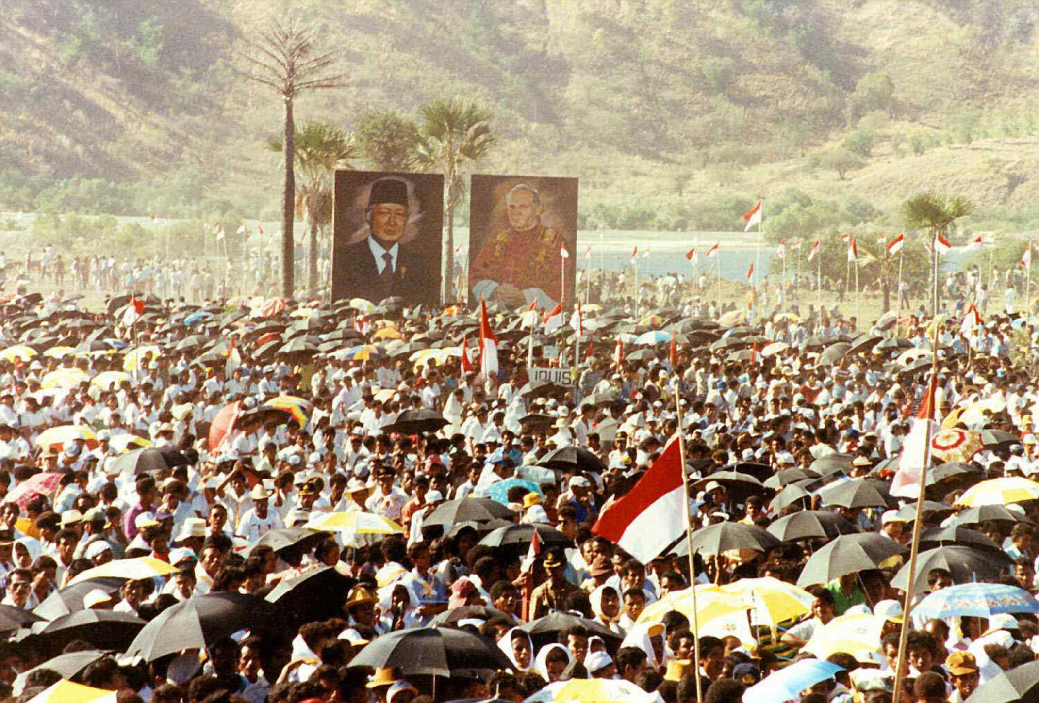 Aspecto de Tacitolo durante a cerimónia religiosa celebrada em Timor-Leste pelo papa João Paulo II. Fonte: Arquivo da Resistência Timorense - AMRT