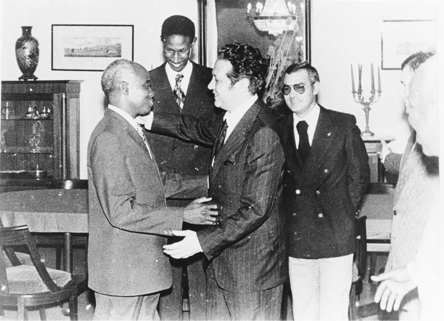 Encontro de Aristides Pereira, secretário-geral do PAIGC, e Mário Soares, ministro dos Negócios Estrangeiros, em Londres, na presença de Abdou Diouf, Primeiro-Ministro do Senegal, e de Almeida Bruno, 24 de maio de 1974.Fonte: FMSMB, DAC