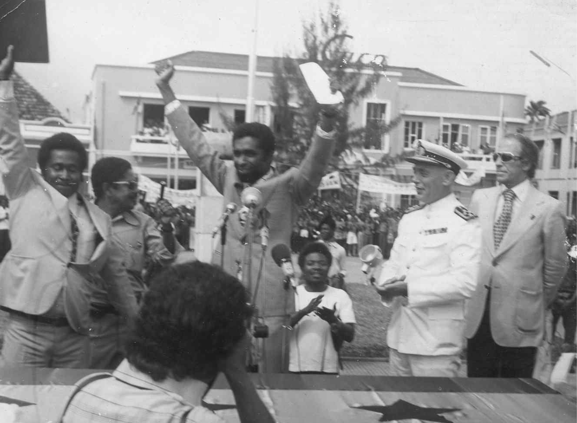 Proclamação da independência de São Tomé e Príncipe, distinguindo-se, ao centro, Nuno Xavier Daniel Dias, presidente da Assembleia Constituinte, e o almirante Rosa Coutinho, representante de Portugal na cerimónia, 12 de julho de 1975. Fonte: FMSMB, Arquivo Histórico de São Tomé e Príncipe.