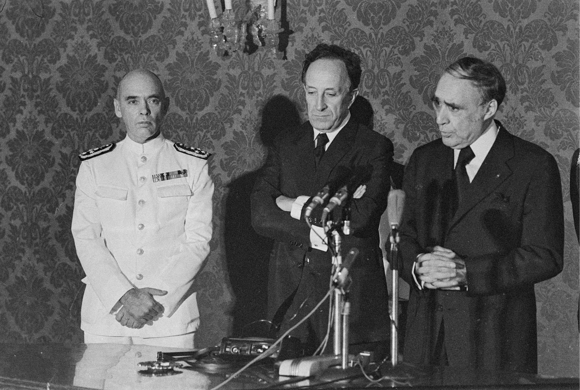 Tomada de posse do vice-almirante António Rosa Coutinho como presidente da Junta Militar de Angola, no Palácio de Belém, 24 de julho de 1974. Fotografia de Inácio Ludgero. Fonte: FMSMB, Fundo Inácio Ludgero.