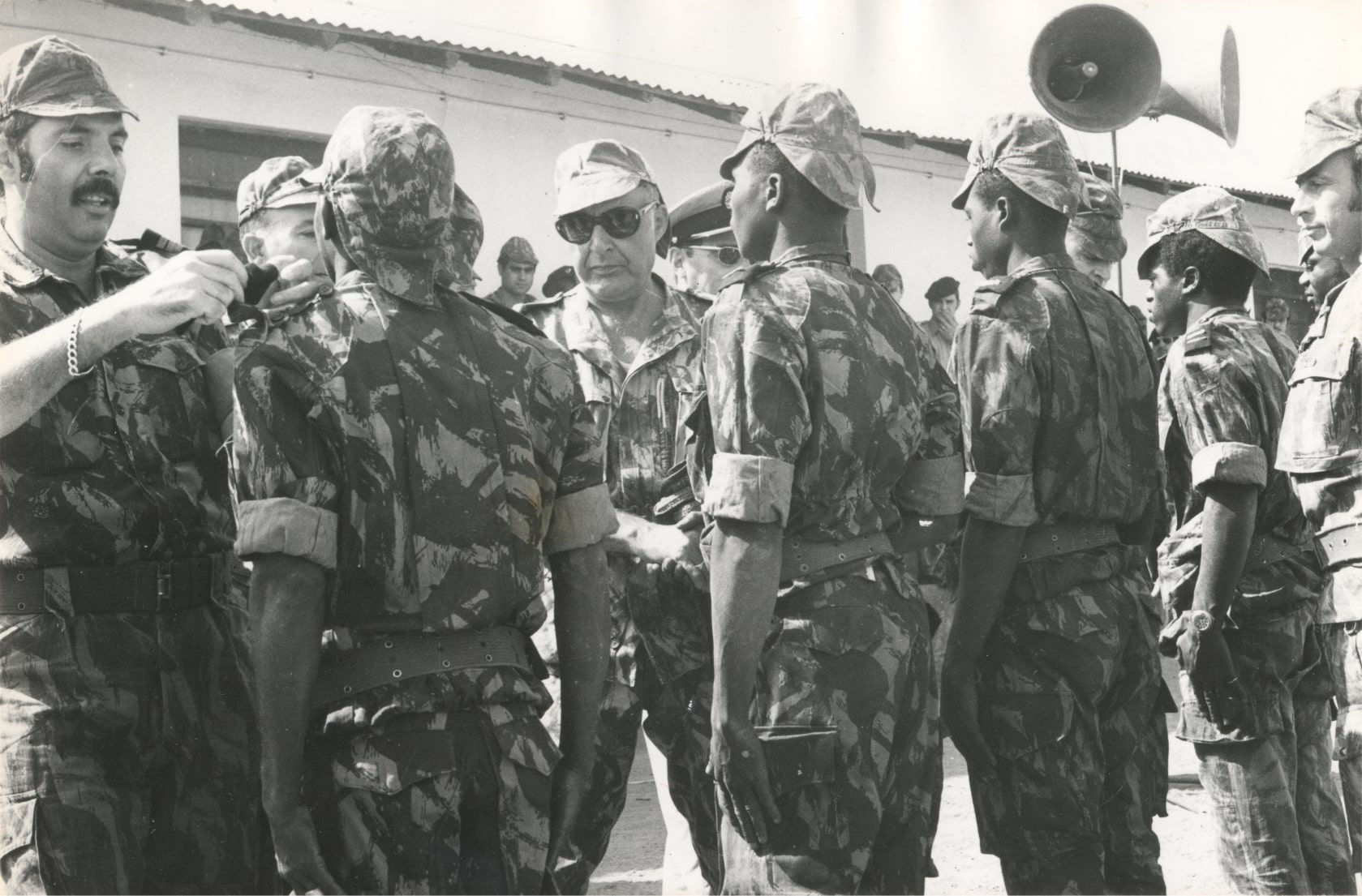 O general António de Spínola e major Carlos Fabião num campo de instrução de milícias na Guiné- Bissau, 12 de janeiro de 1972Fonte: ANTT, DME