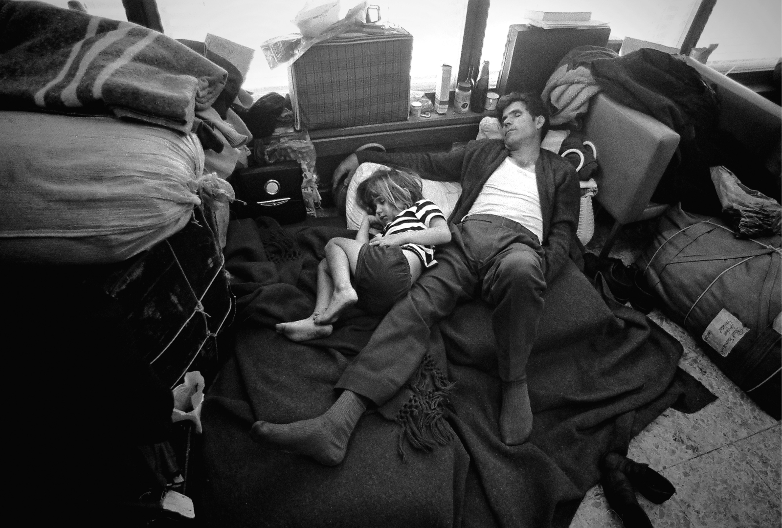 Retornados no aeroporto de Lisboa, outubro de 1975. Fotografia de Abreu Morais. Fonte: ANTT, SNI