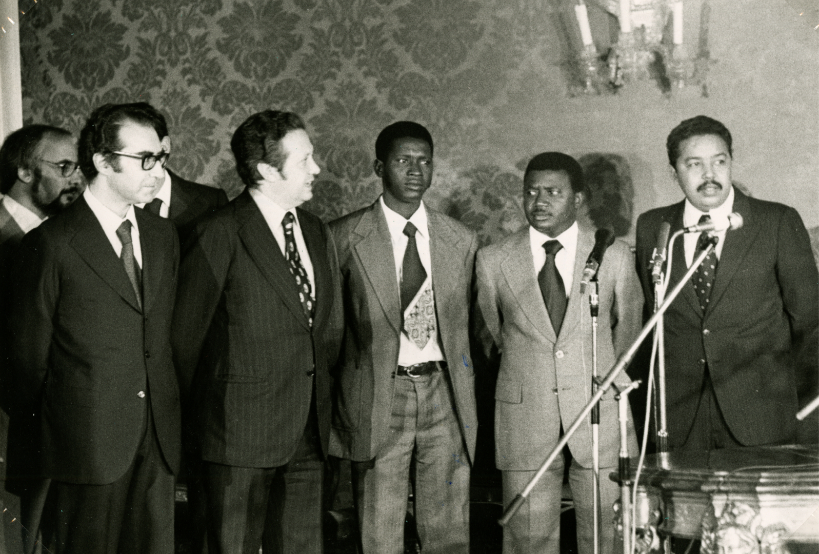 Almeida Santos, Mários Soares, Vítor Saúde Maria, Arafam Mané e Pedro Pires durante a cerimónia de reconhecimento da independência da Guiné-Bissau por Portugal, Lisboa, 20 de setembro de 1974.