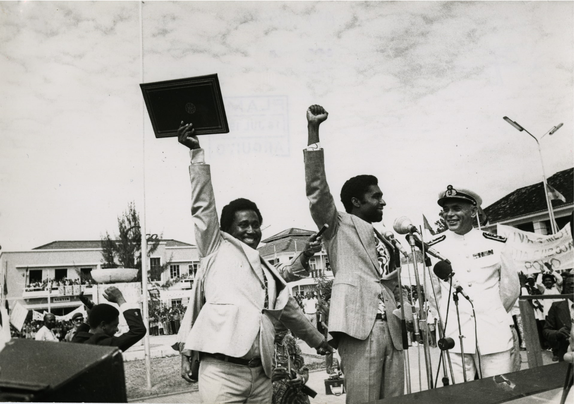 «O presidente da Assembleia Constituinte de São Tomé e Príncipe, Xavier Dias, e o almirante Rosa Coutinho manifestam a sua alegria pela independência de São Tomé», 18 de julho de 1975. Fonte: FMSMB