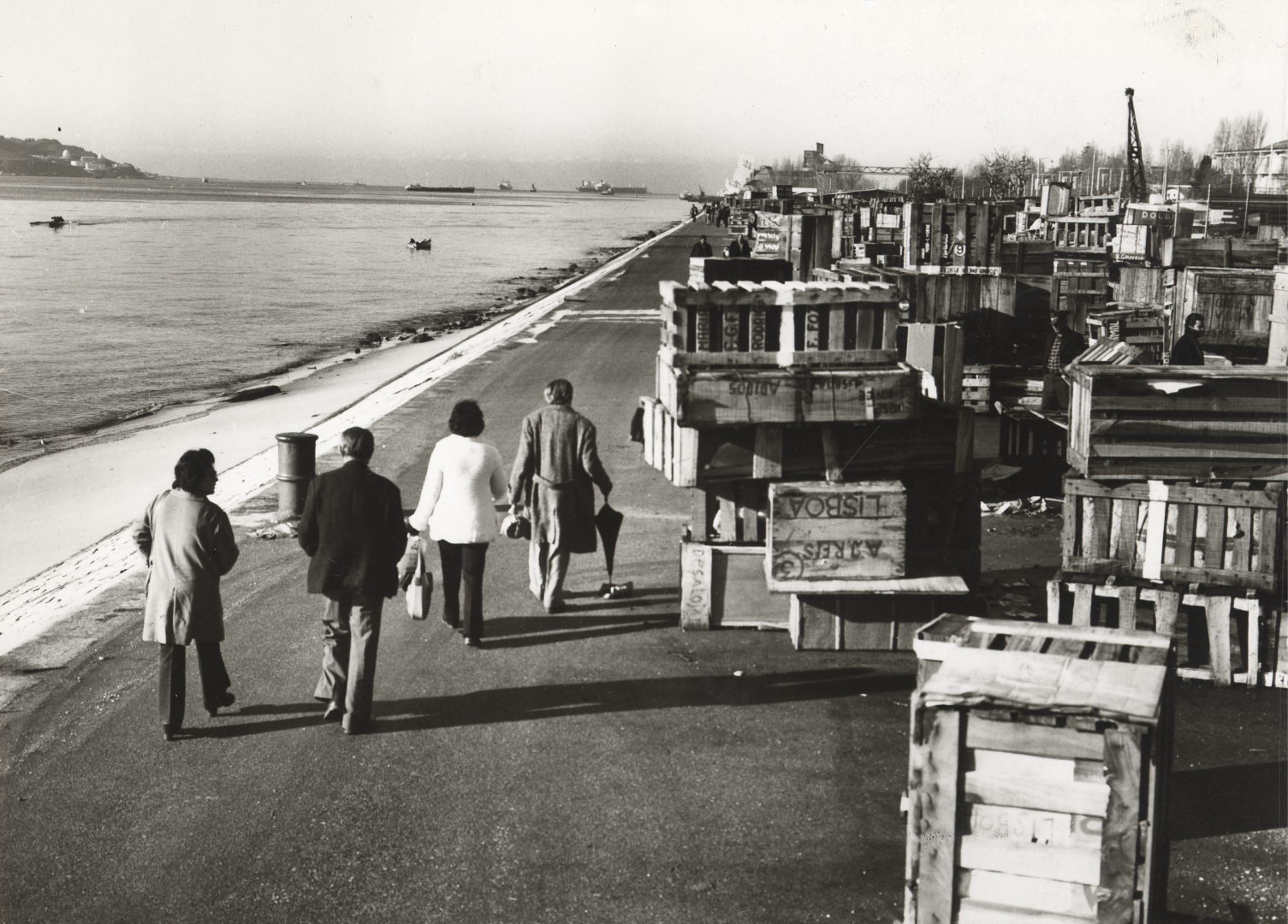 Caixotes contendo bagagem de retornados das ex-colónias portugueses no cais da Gare Marítima de Alcântara, [1975]. Fonte: ANTT, SNI