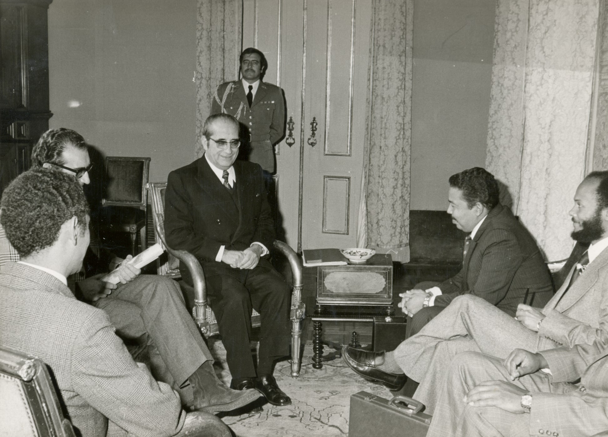 O presidente da República recebe em Lisboa uma delegação do PAIGC para tratar do futuro político de Cabo Verde, 15 de novembro de 1974. Fonte: ANTT, SNI