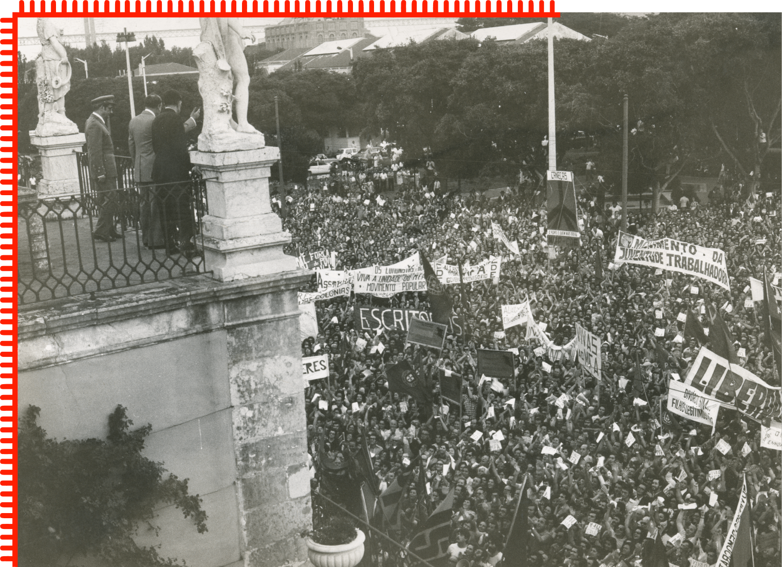 Manifestação de regozijo junto ao Palácio de Belém pelo anúncio do reconhecimento do direito indenpendência dos povos de Angola, Moçambique e Guiné, 27 de julho de 1974. Fonte: ANTT, SNI