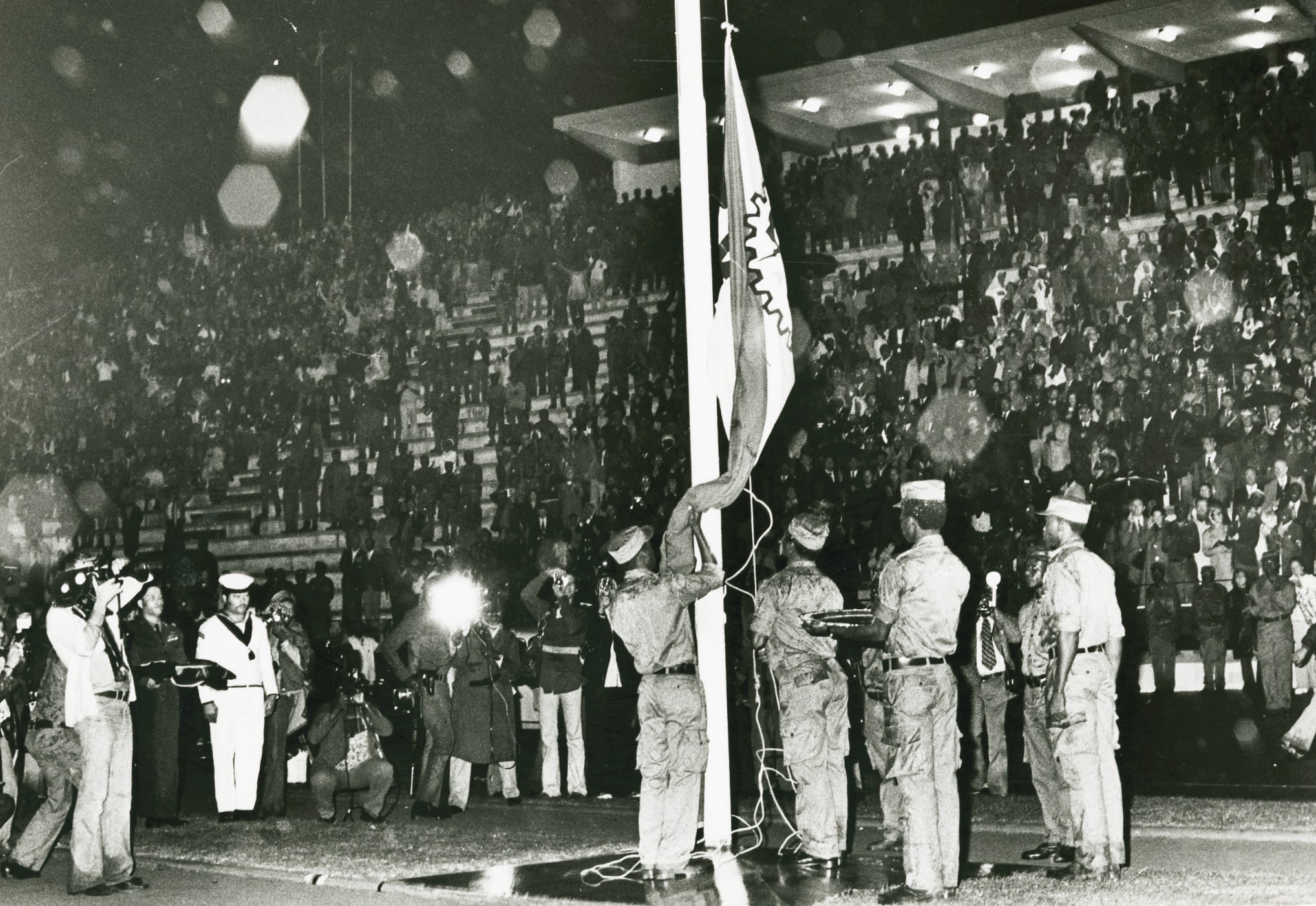 Içar da bandeira na cerimónia da independência de Moçambique, no Estádio da Machava, 25 de junho de 1975. Fonte: ANTT, SNI