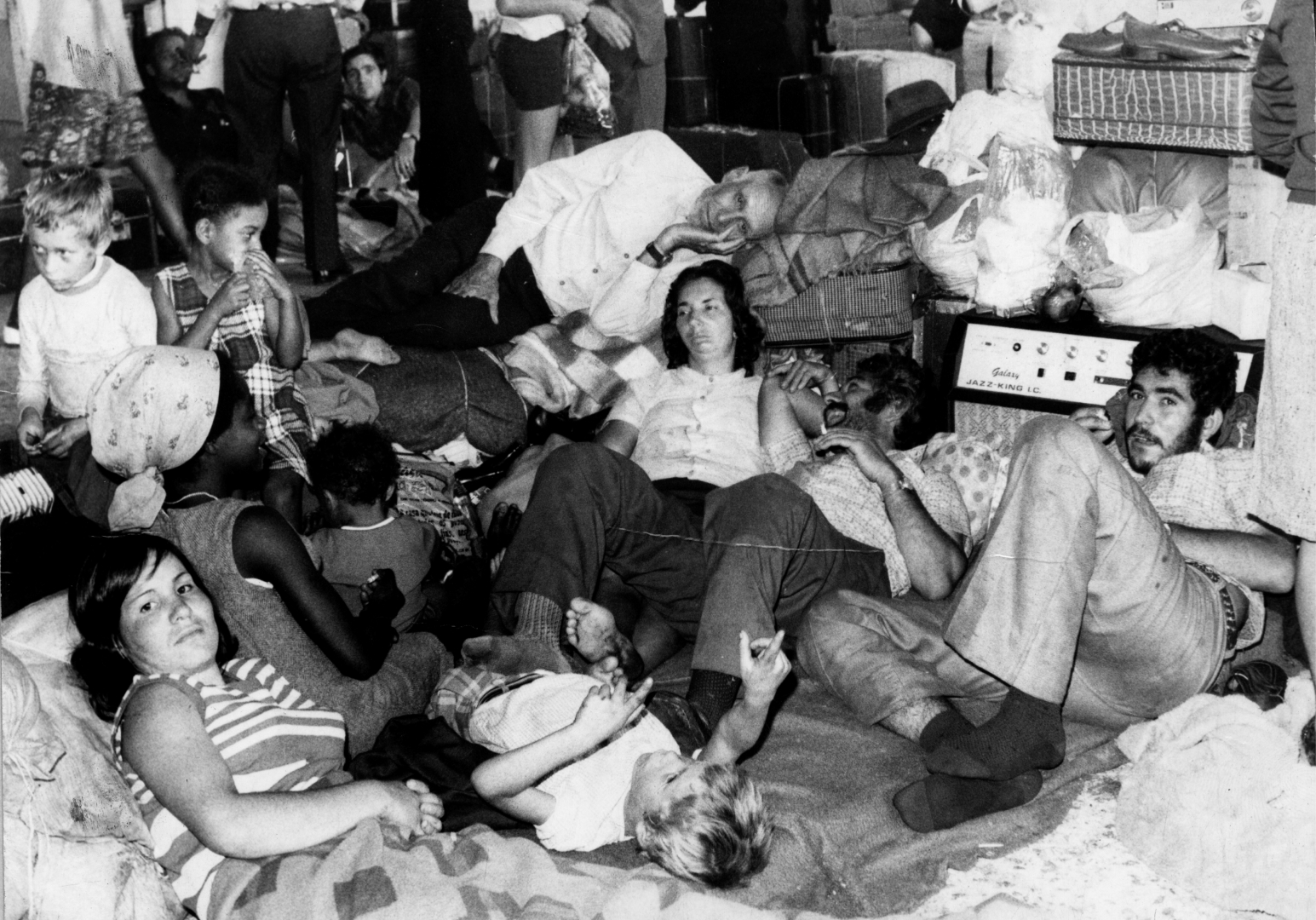 Retornados no aeroporto de Lisboa, outubro de 1975. Fotografia de Abreu Morais. Fonte: ANTT, SNI