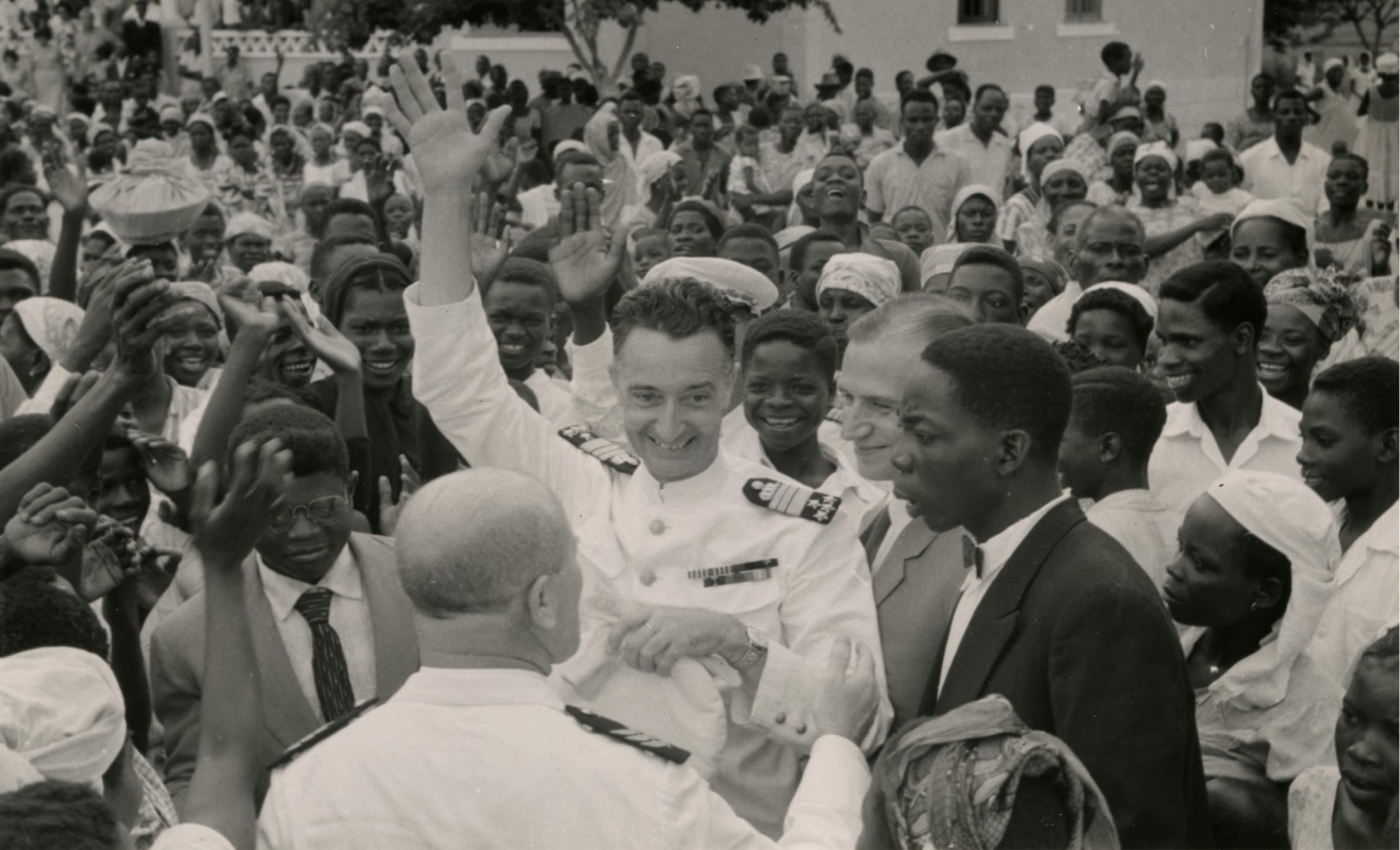 Anterior à Revolução de Abril, a fotografia ilustra uma digressão do governandor geral de Angola Silvino Silvério Marques ao distrito de Santo António do Zaire, [1962-1966]. Fonte: ADN