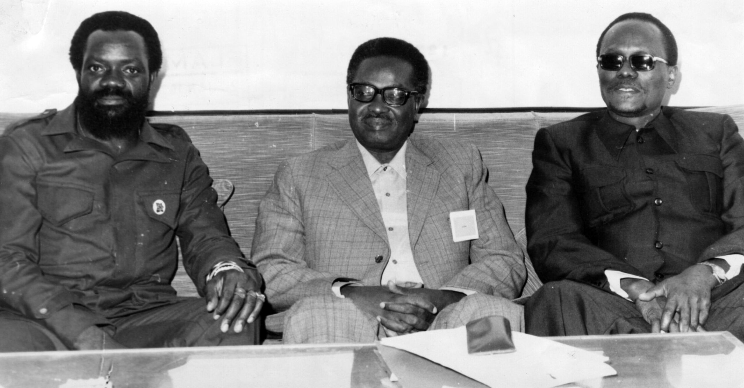 Holden Roberto, Agostinho Neto e Joanas Savimbi, presidentes, respectivamente, da FNLA, do MPLA e da UNITA, durante a Cimeira do Alvor, janeiro de 1974. Fonte: ANTT, FLAMA.