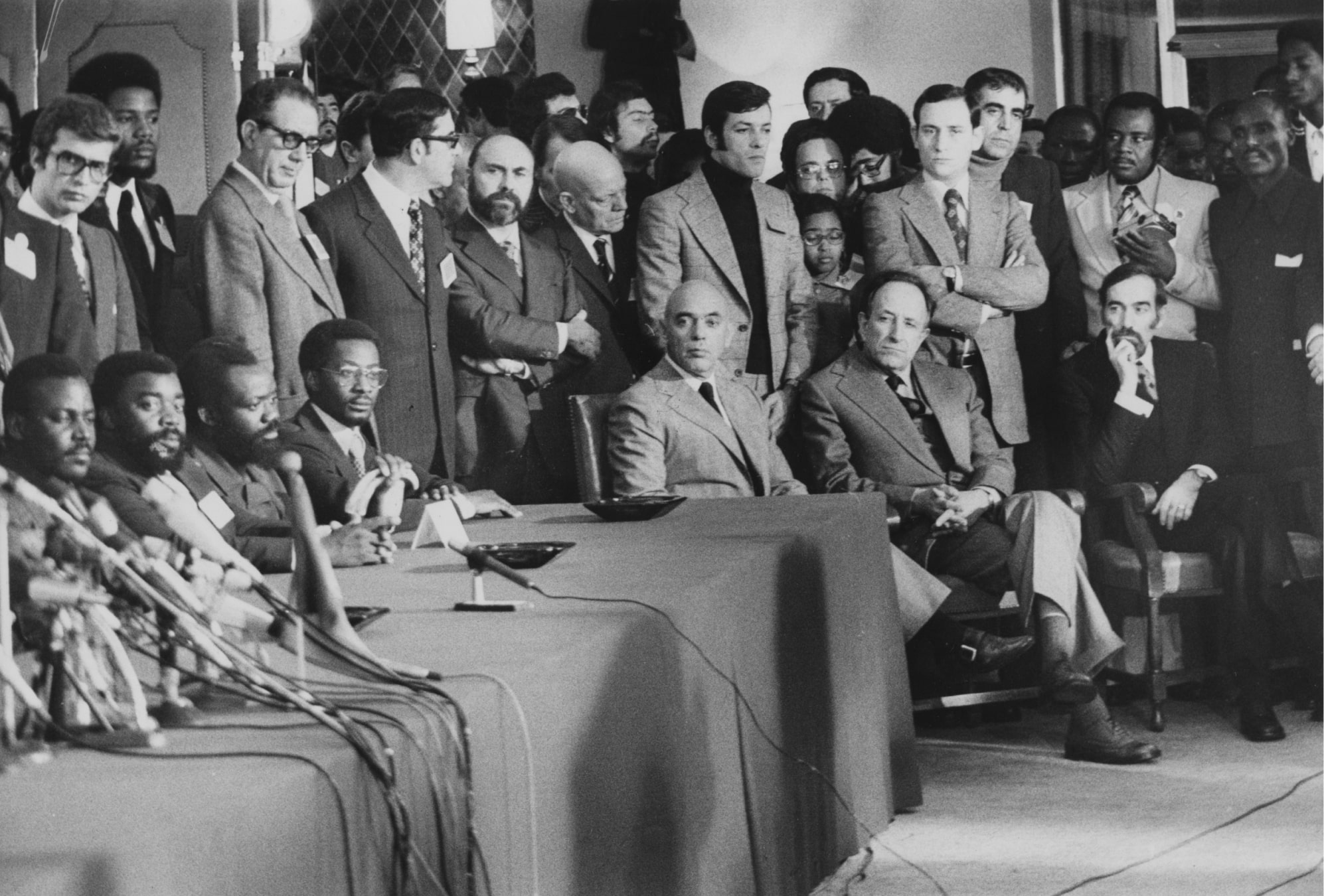 A cerimónia de encerramento da Cimeria do Alvor. Na fotografia, o primeiro-ministro Vasco Gonçalves, o almirante Rosa Coutinho, o ministro Vítor Alves e a delegação da UNITA, 24 de janeiro de 1975. Fonte: ANTT, FLAMA.