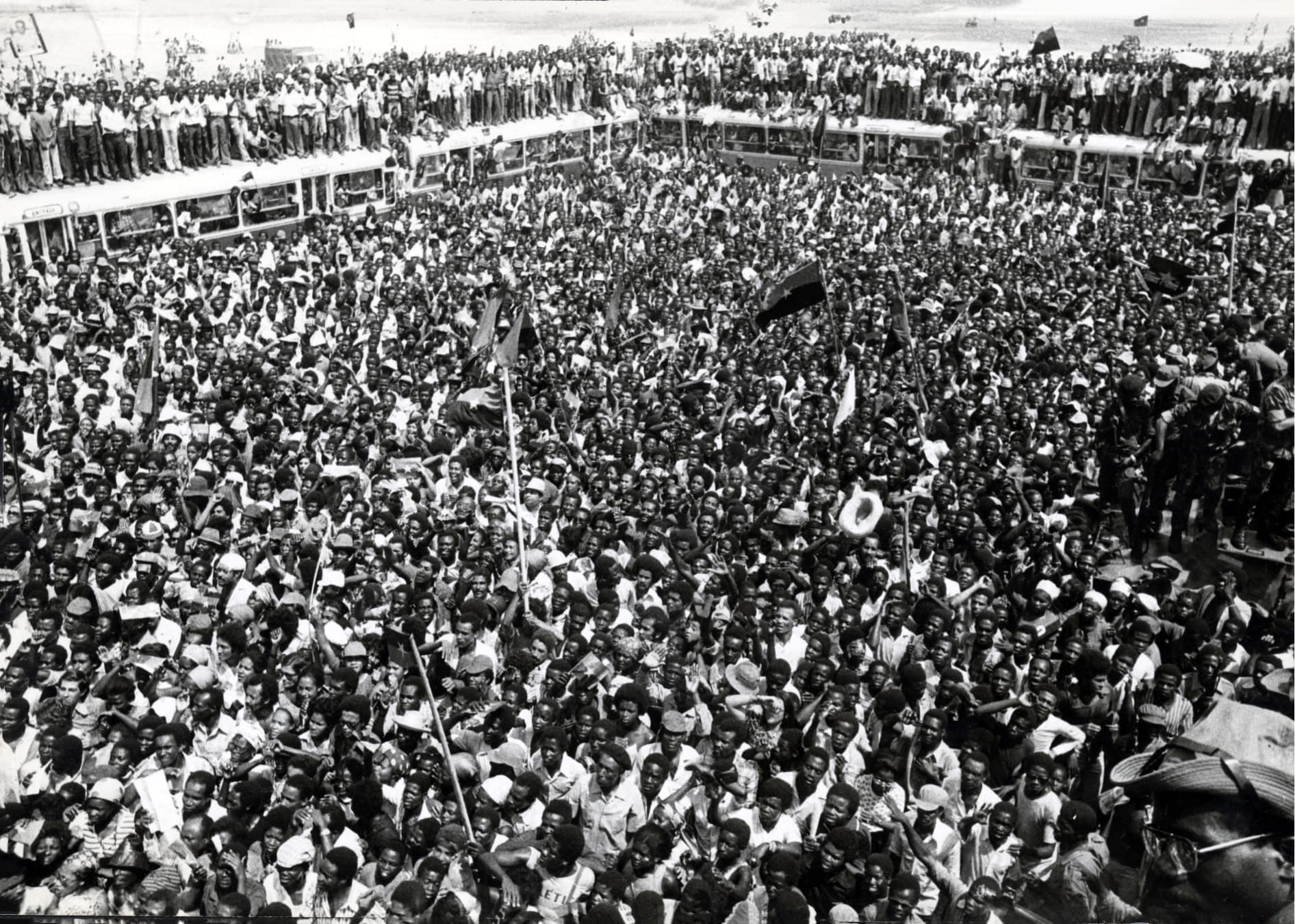 Multidão no aeroporto de Luanda quando da chegada de Agostinho Neto, presidente do MPLA, 21 de fevereiro de 1975. Fonte: ANTT, FLAMA