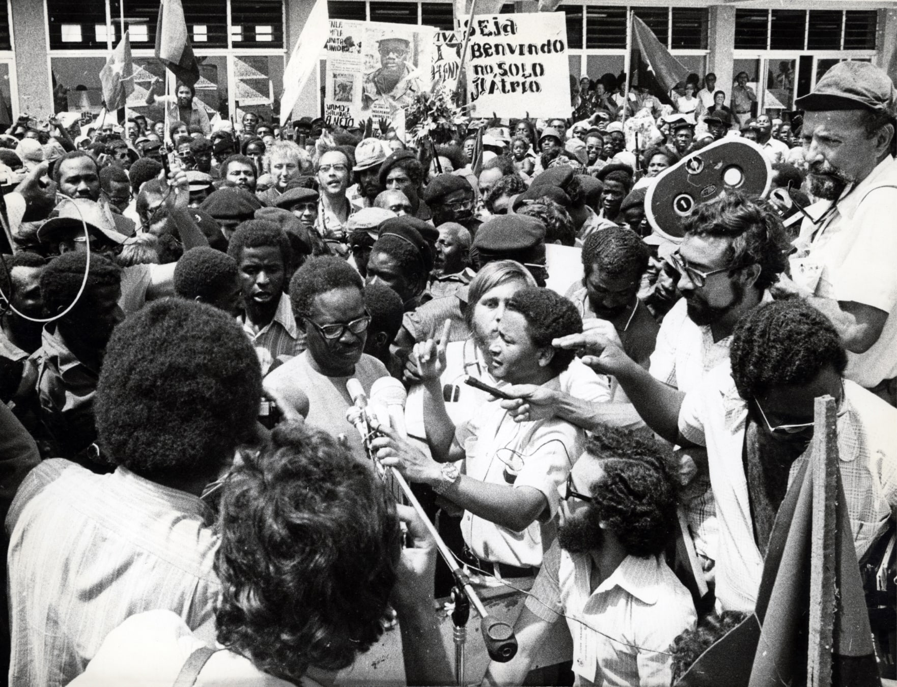 Chegada de Agostinho Neto, presidente do MPLA, a Luanda, 21 de fevereiro de 1975. Fonte: ANTT, FLAMA