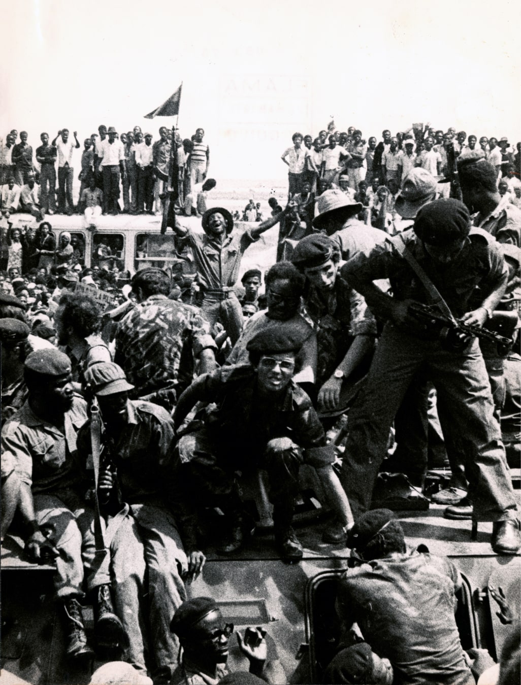 Forças do MPLA no Aeroporto de Luanda quando da chegada de Agostinho Neto, presidente do MPLA, 21 de fevereiro de 1975. Fonte: ANTT, FLAMA