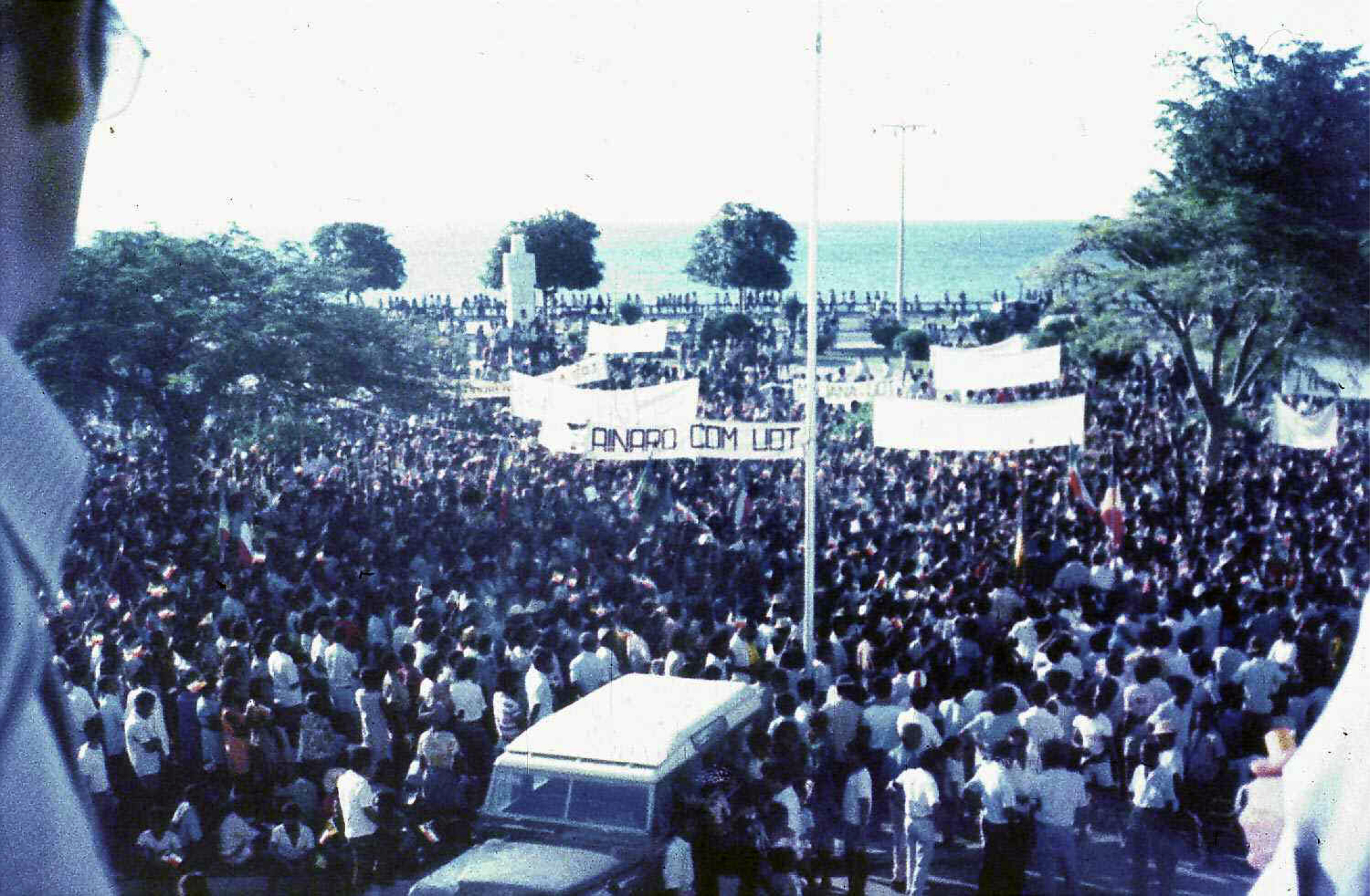 Comício da UDT em frente ao Palácio do Governador, Dili, 1974. Fonte: Arquivo da Resistência de Timor, AMRT