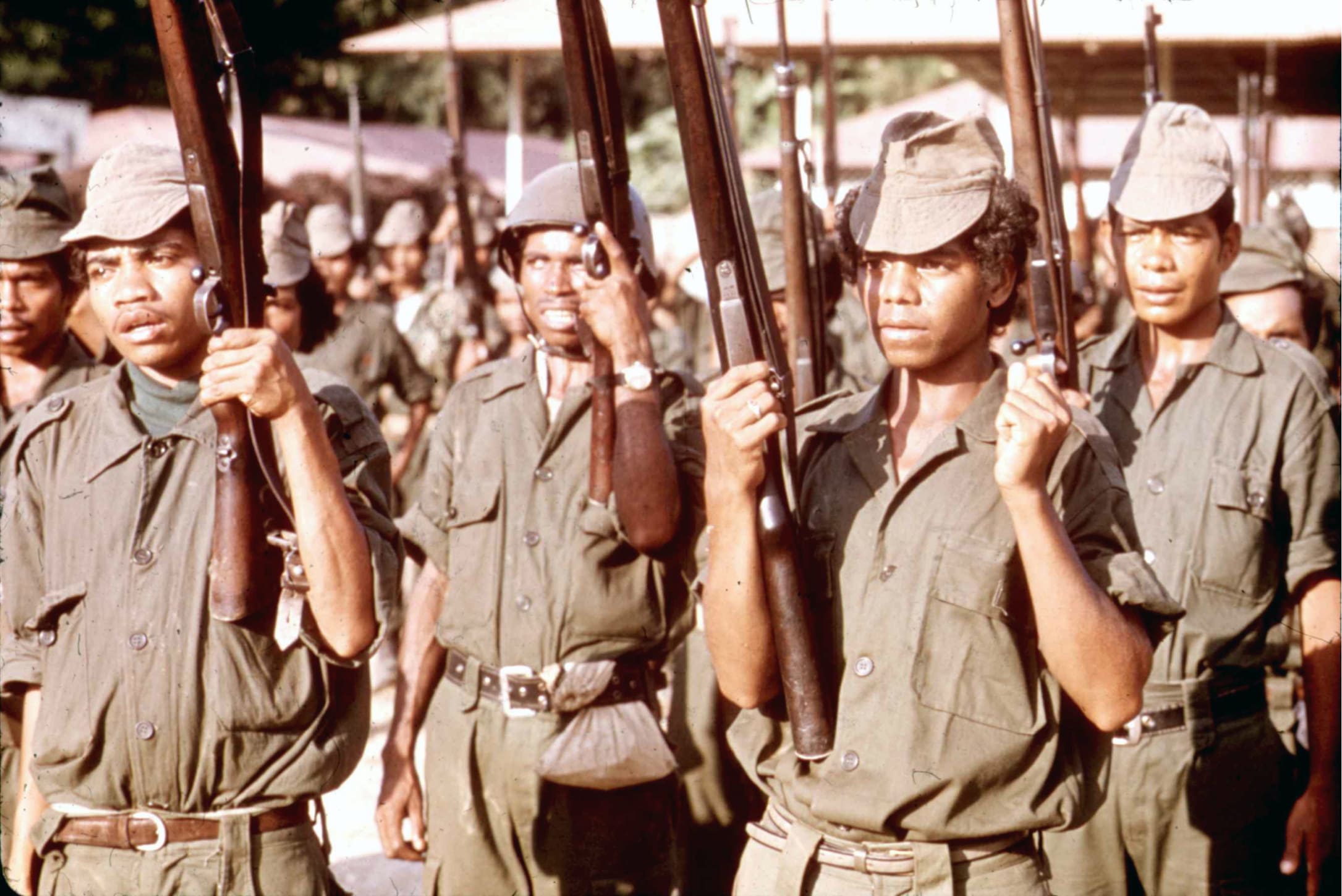 Grupo armado durante o Golpe da UDT, agosto de 1975. Fonte: Arquivo da Resistência Timorense - Ramos-Horta