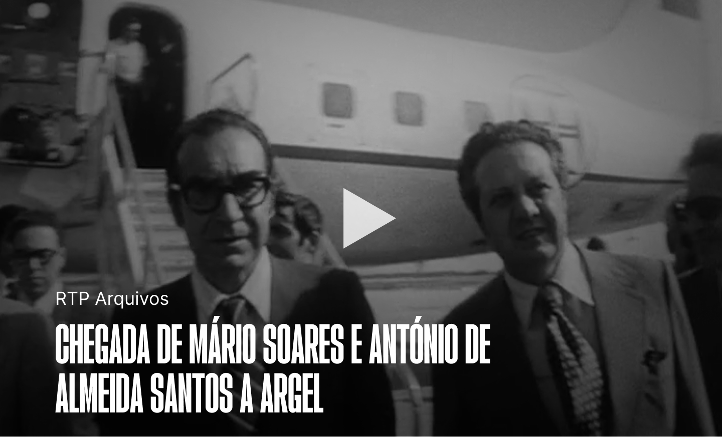 Chegada de Mário Soares, ministro dos Negócios Estrangeiros, e António de Almeida Santos, ministro da Coordenação Interterritorial, a Argel para participarem na segunda fase de negociações com o Partido Africano da Independência da Guiné e Cabo Verde (PAIGC) sobre a situação e independência da Guiné-Bissau.Fonte: RTP Arquivos