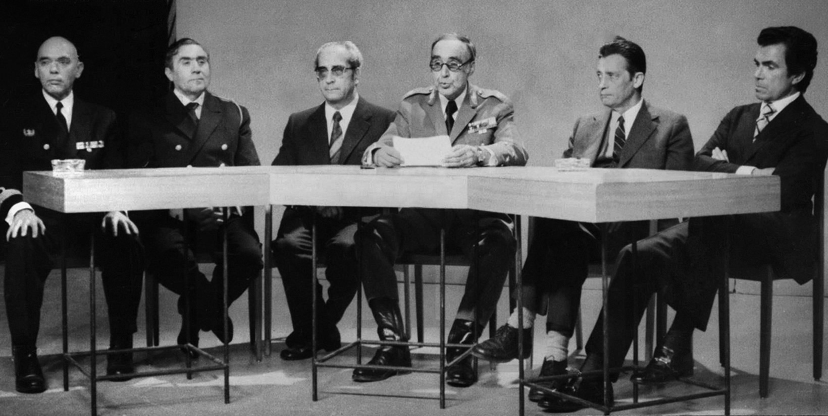 Apresentação da Junta de Salvação Nacional ao país na noite de 25 de abril de 1974. Fonte: ANTT, Arquivo Flama