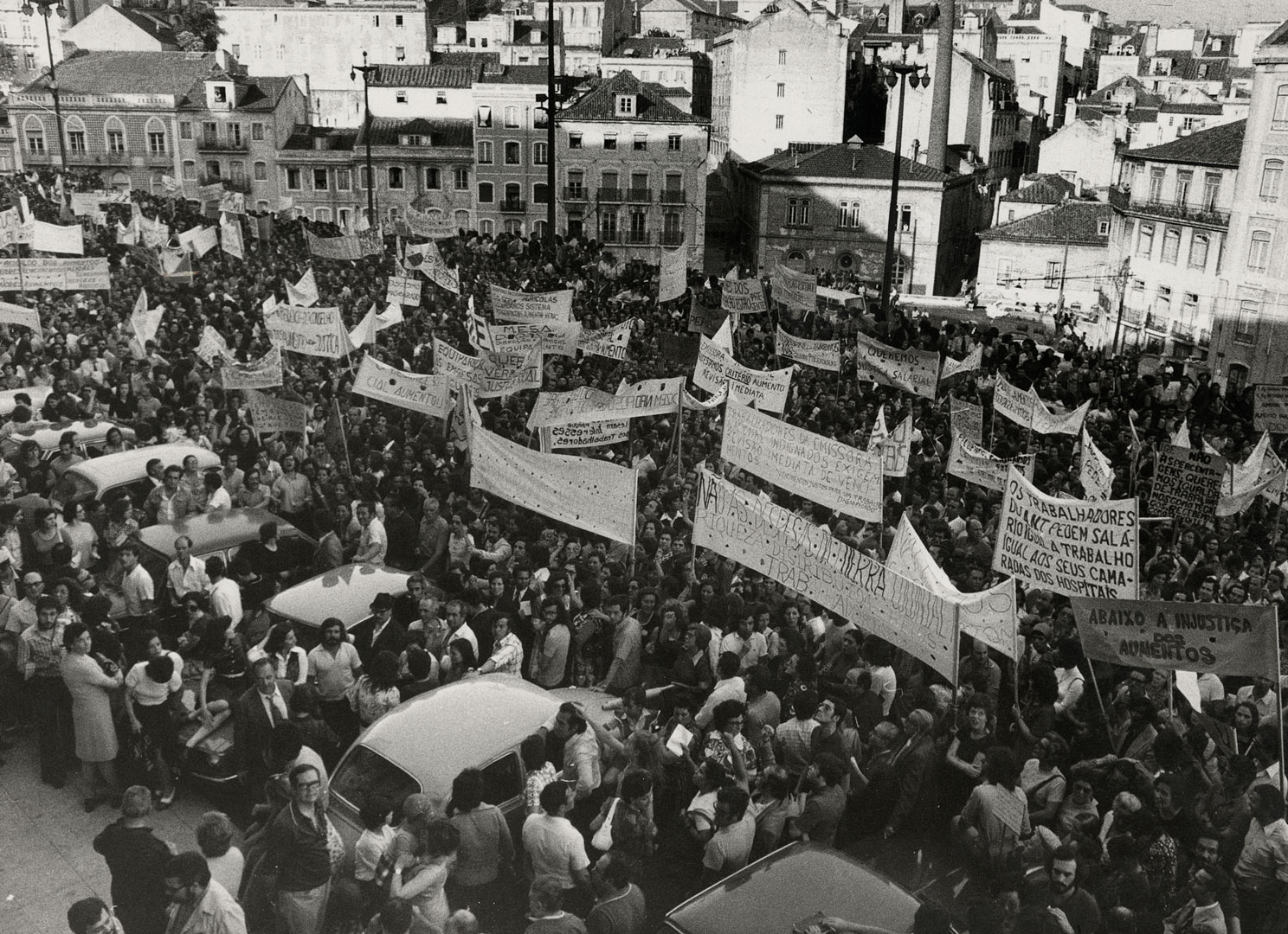 Manifestação dos trabalhadores da função pública na Rua Augusta, em Lisboa, 8 de julho de 1974. Fonte: ANTT, SNI