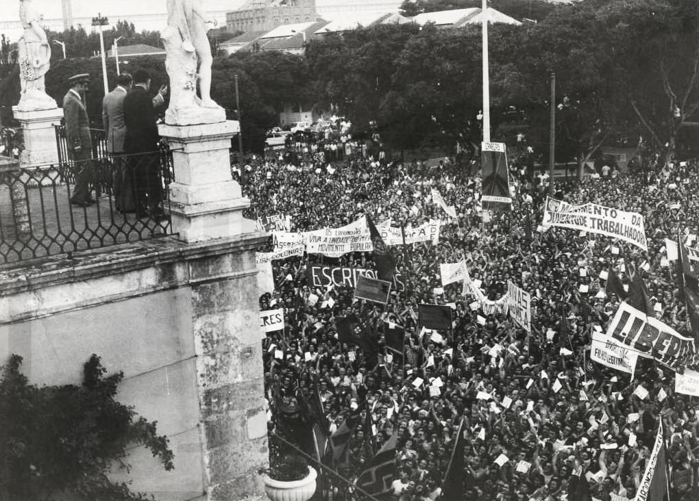 Manifestação de regozijo pela comunicação ao país, do Presidente da República, anunciando a independência de Angola, Guiné e Moçambique, 27 de julho de 1974. Fonte: ANTT, SNI