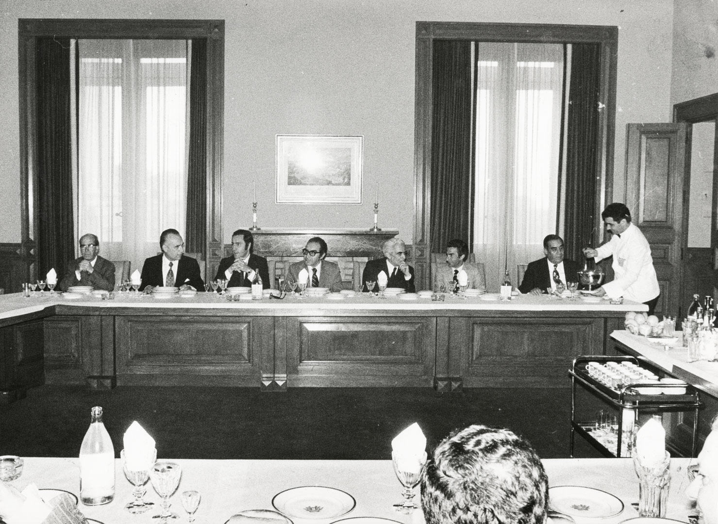 Membros do I Governo Provisório durante almoço de trabalho, 24 de junho de 1974. A nomeação de Adelino da Palma Carlos (à direita) como Primeiro-Ministro constituiu uma importante vitória para António de Spínola. Fonte: ANTT, SNI