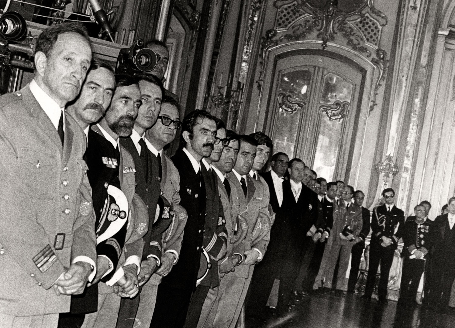 Membros do Movimento das Forças Armadas (MFA) assistindo à cerimónia de tomada de posse de António de Spínola como Presidente da República. Palácio de Queluz, 15 de maio de 1974. Fonte: ANTT, SNI