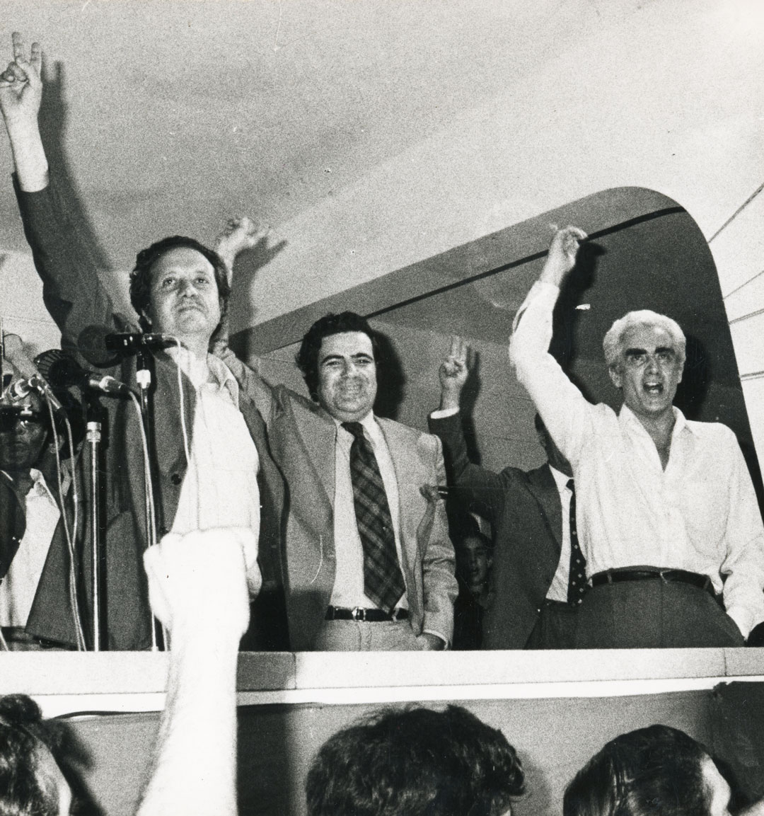 Mário Soares (PS), Magalhães Mota (PPD) e Álvaro Cunhal (PCP) na manifestação de apoio ao MFA e ao Governo provisório realizada, no estádio 1.º de Maio, a 25 de julho de 1974. Fonte: ANTT, SNI