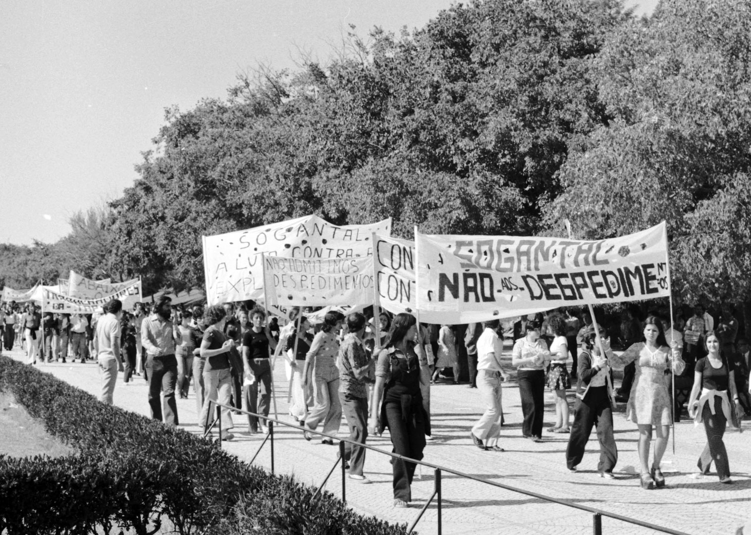 Trabalhadoras da Sogantal participando na manifestação contra os despedimentos realizada em Lisboa a 7 de setembro de 1974. Fonte: Arquivo Ephemera