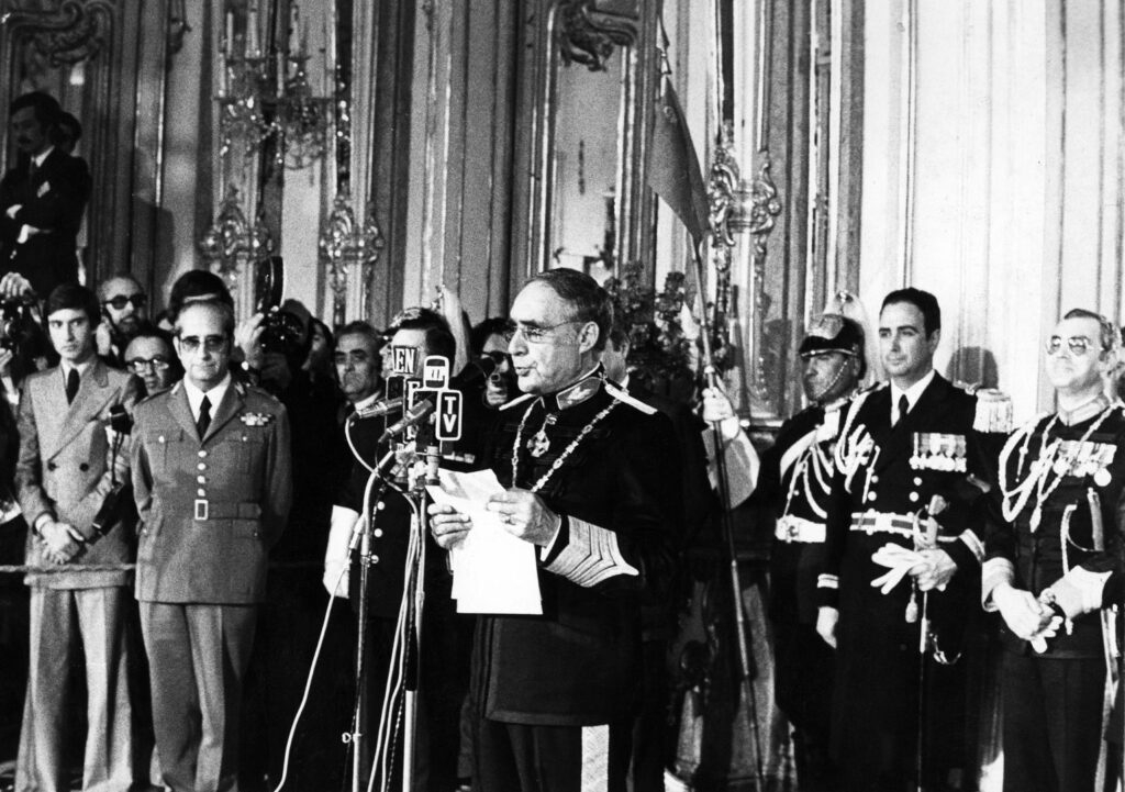 Tomada de posse de António de Spínola como Presidente da República. Palácio de Queluz, 15 de maio de 1974. Fonte: ANTT, SNI