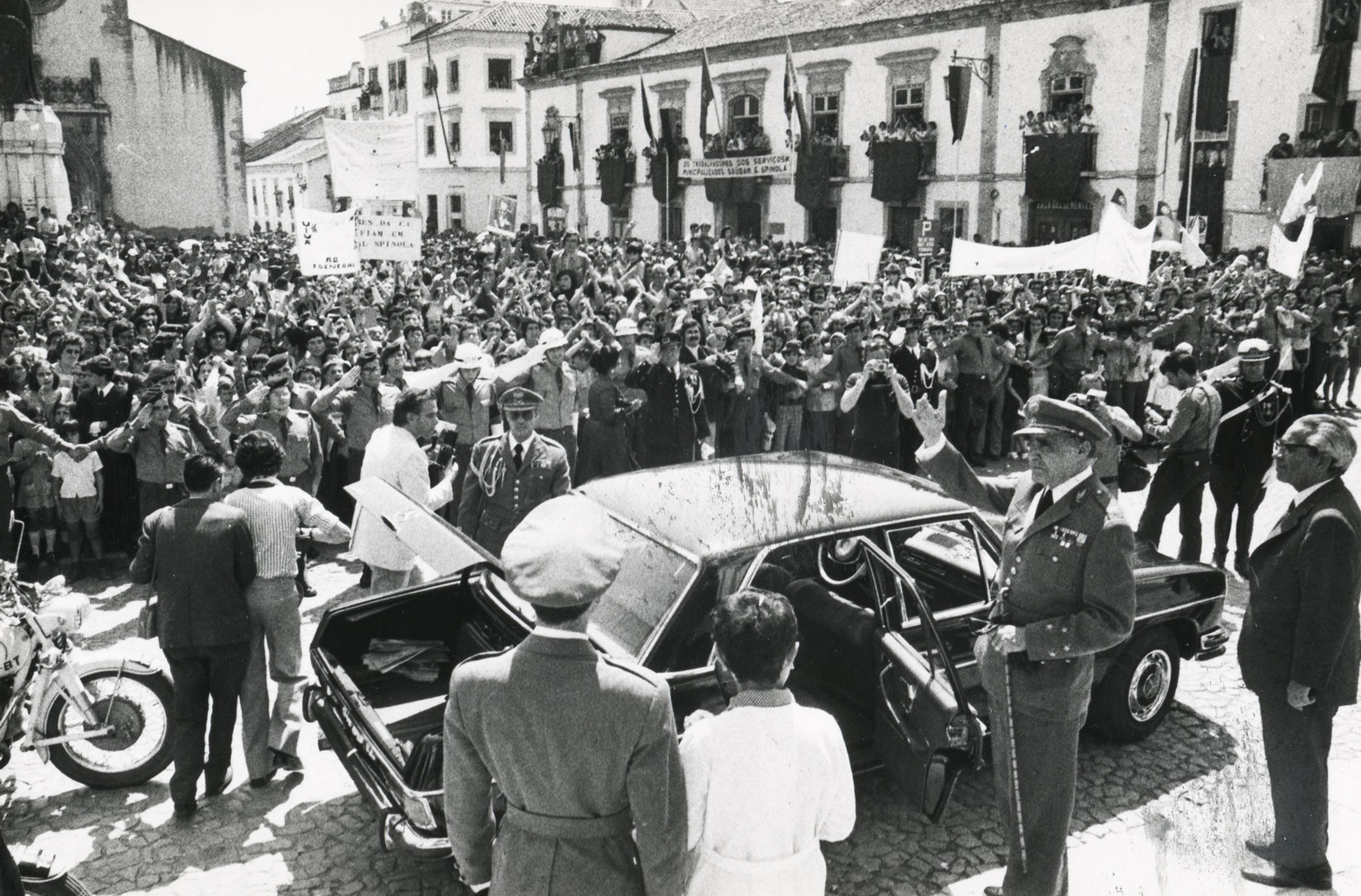 No verão de 1974, o Presidente da República efetuou uma série de visitas a capitais de distrito e a unidades militares com grande capacidade bélica procurando apoios para o seu projeto político. Visita de António de Spínola a Tomar, 4 de junho de 1974. Fonte: ANTT, SNI