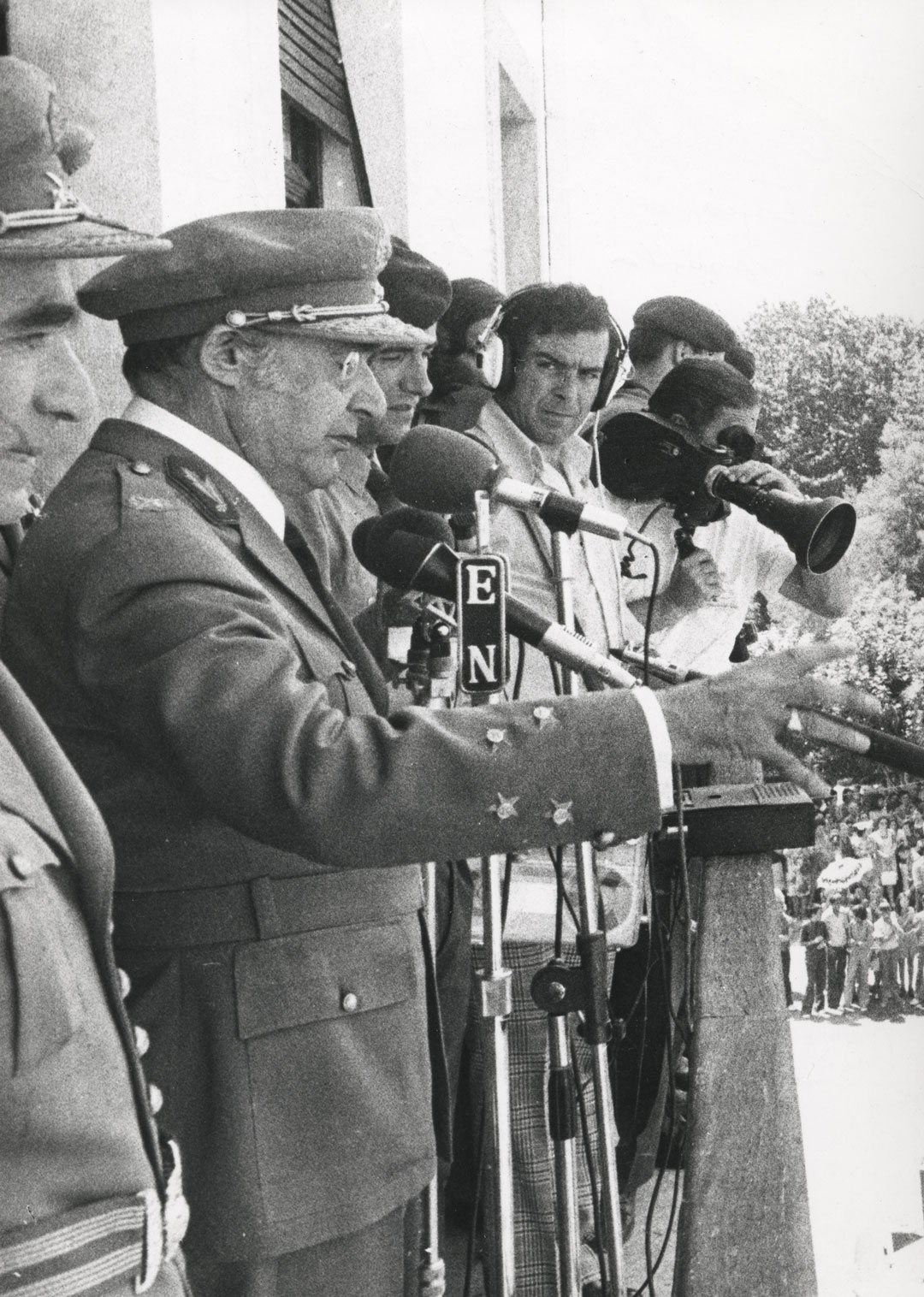 O Presidente da República, António de Spínola, presidindo a uma cerimónia comemorativa do Dia do Exército, Escola Prática de Cavalaria (EPC) de Santarém, 25 de julho de 1974. Fonte: ANTT, SNI