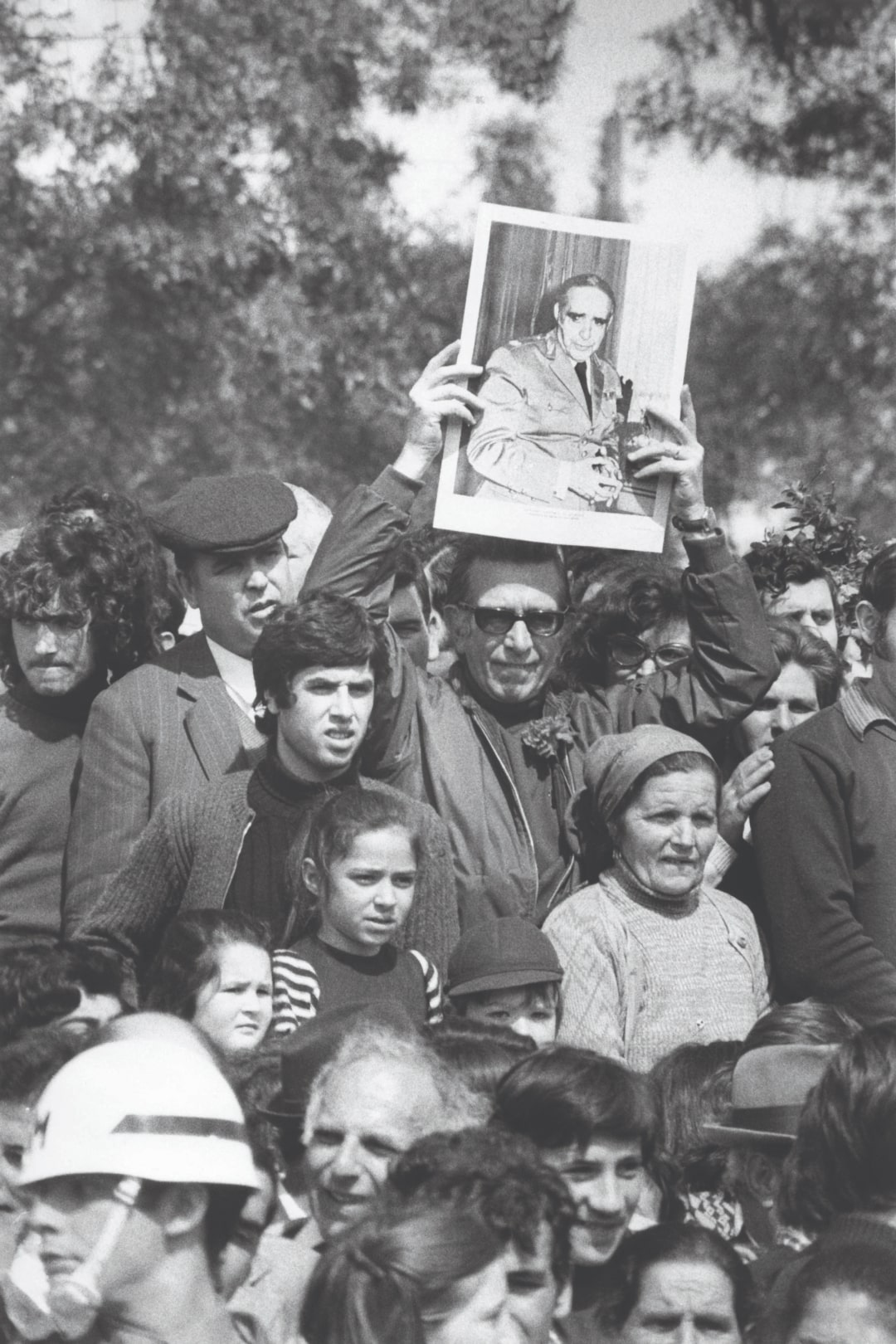 Populares junto ao Palácio de Queluz por ocasião da tomada de posse do General António de Spínola como Presidente da República. Lisboa, 15 de maio de 1974. Fotografia de António Xavier e Carlos Gil. ANTT, Coleção Flama.